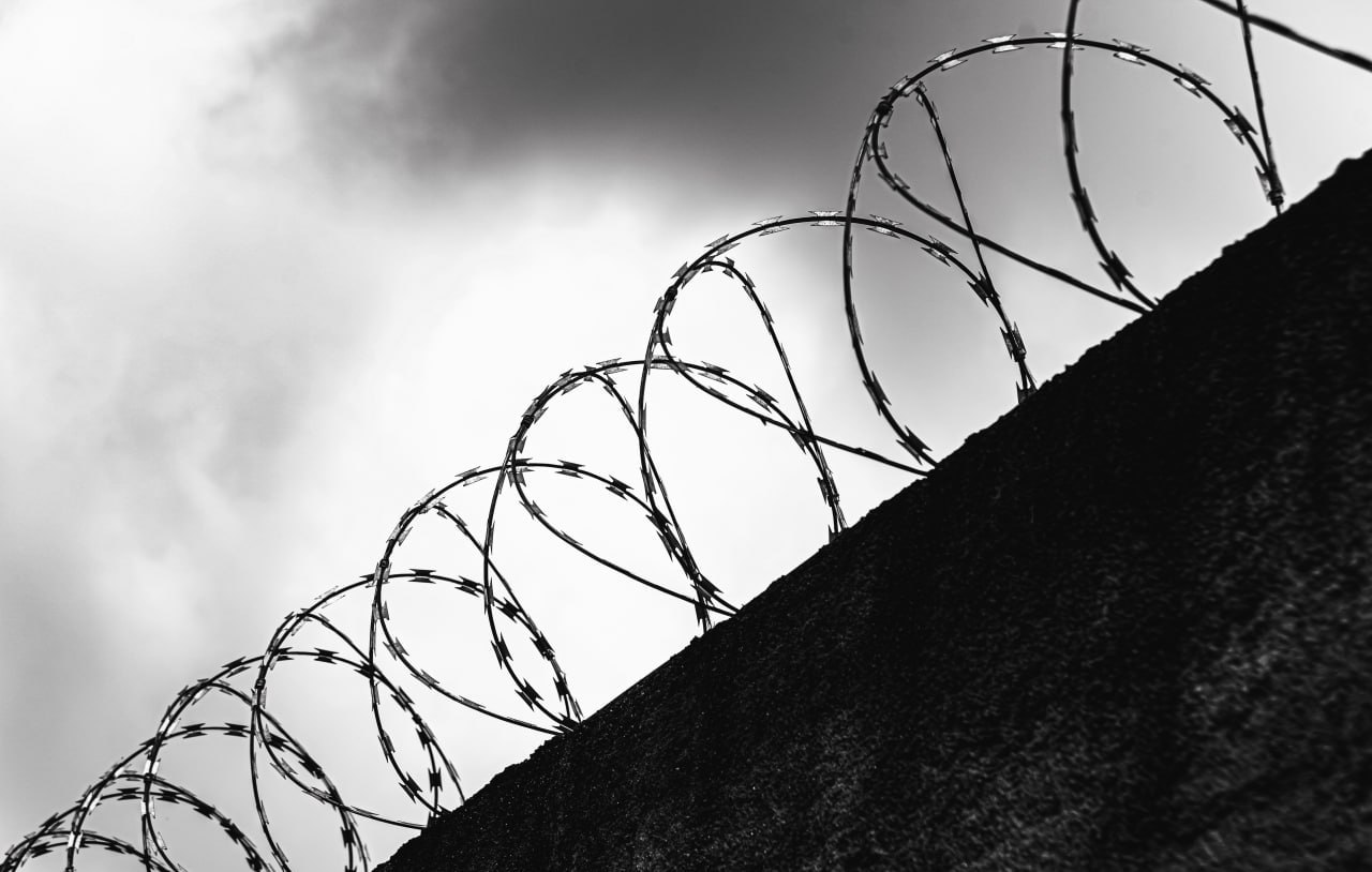 Суд приговорил мужчину к 8 6 годам лишения свободы за убийство знакомого Трагедия произошла в апреле 2025 года в селе Николаевка Аннинского района Во время застолья между двумя односельчанами произошёл конфликт из за того что осуждённый заподозрил приятеля в краже его мобильного телефона После этого мужчина сходил домой где взял нож и ударил им знакомого в грудь От полученных травм пострадавший скончался Ранее судимый уроженец Волгограда совершивший преступление дал признательные показания Отбывать наказание мужчина будет в исправительной колонии строгого режима   vrn aif ru incidents crime v voronezhskoy oblasti muzhchina provedyot 8 let v kolonii za ubiystvo priyatelya aifvrn