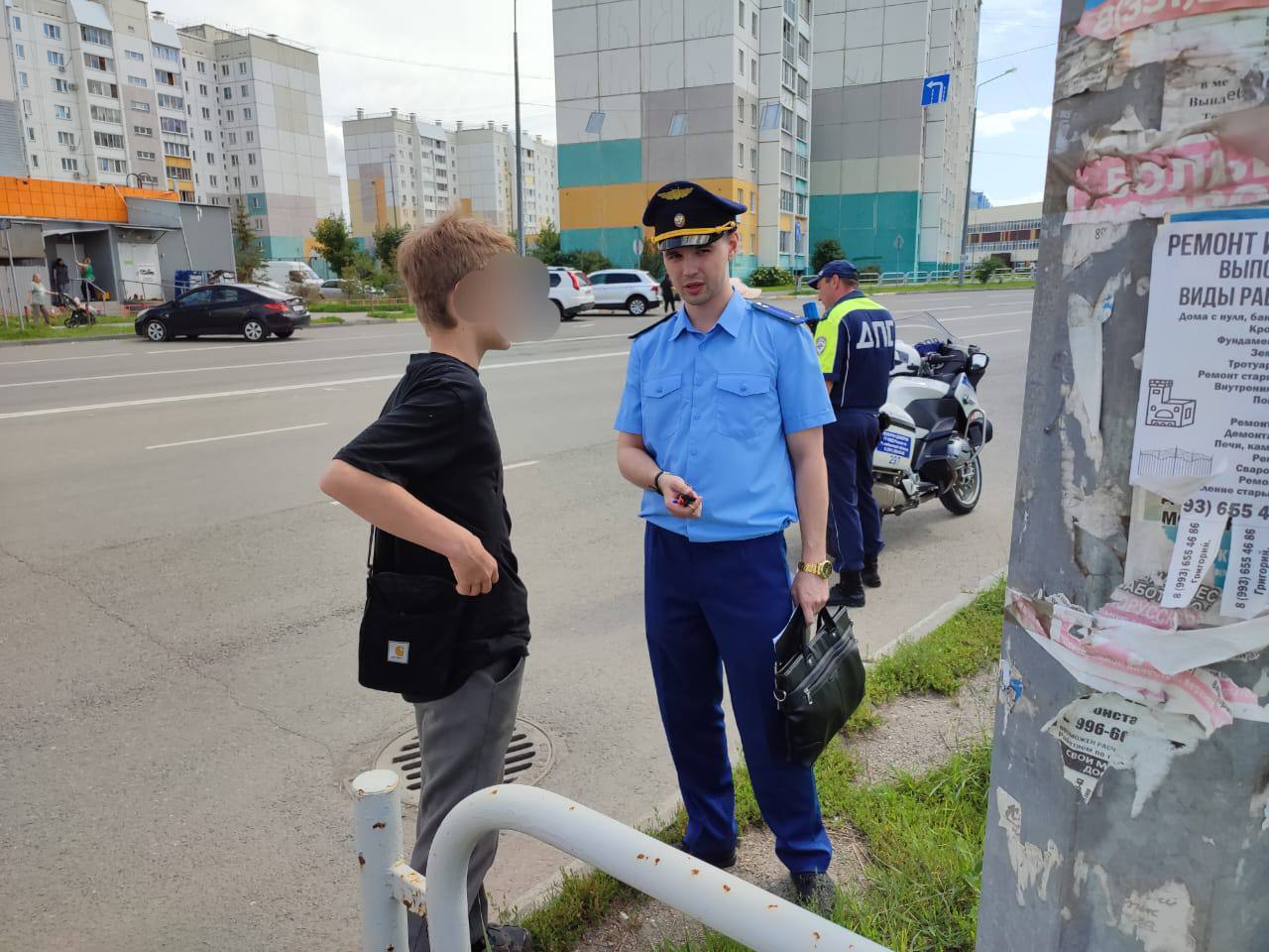 1 2 3 На территории Челябинской области проходит акция «Питбайк - не для дорог!» Помощник прокурора Курчатовского района г. Челябинска совместно с сотрудниками Госавтоинспекции города провел рейдовое мероприятие по пресечению незаконной езды несовершеннолетних на питбайках. По результатам мероприятия выявлен один несовершеннолетний, управлявший питбайком без шлема и защитной экипировки. передвигаясь по дороге. С подростком в присутствии законного представителя проведена профилактическая беседа,транспортное средство доставлено на автостоянку. Прокуратура напоминает: питбайк – это спортинвентарь, не является транспортным средством и предназначен для активной езды и соревнований. Питбайк можно использовать для уроков вождения мототехники, для езды по бездорожью и для соревнований. Водительское удостоверение для управления питбайком не требуется, но ездить можно только на специализированных закрытых трассах и спортивных площадках. Передвигаться на нем по дорогам общего пользования, а также по обочинам и тротуарам запрещено. В случае если вы доверили управлять питбайком подростку, который еще не имеет водительских прав и его остановили сотрудники ГАИ, то родитель может быть привлечен к административной ответственности по ч. 3 ст. 12.7 КоАП РФ передача управления транспортным средством лицу, заведомо не имеющему права управления транспортным средством в виде штрафа в сумме 30 тысяч. Кроме того, законные представители несовершеннолетних также могут быть привлечены к административной ответственности по ст. 5.35 КоАП РФ за неисполнение или ненадлежащее исполнение обязанностей по содержанию и воспитанию детей. Родители, помните: основная обязанность взрослых — это сохранить жизнь и здоровье детей!