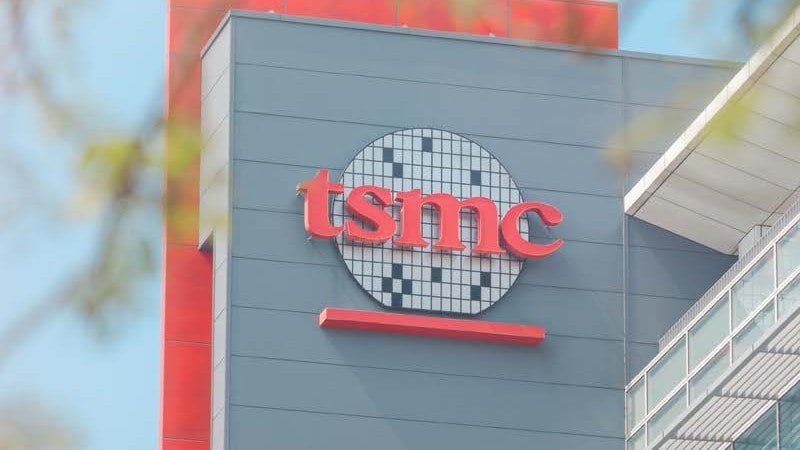 TSMC полностью останавливает поставки 7-нм и более современных чипов в Китай  TSMC с 11 ноября прекратит поставки чипов, изготовленных по 7-нм и более совершенным техпроцессам, китайским клиентам, работающим в сфере разработки ИИ и графических процессоров  GPU . Этот шаг, предпринятый под давлением Министерства торговли США, может существенно повлиять на стратегические позиции Китая в глобальной технологической гонке, вынуждая его искать альтернативные источники поставок передовых чипов.    InterPC   Чат