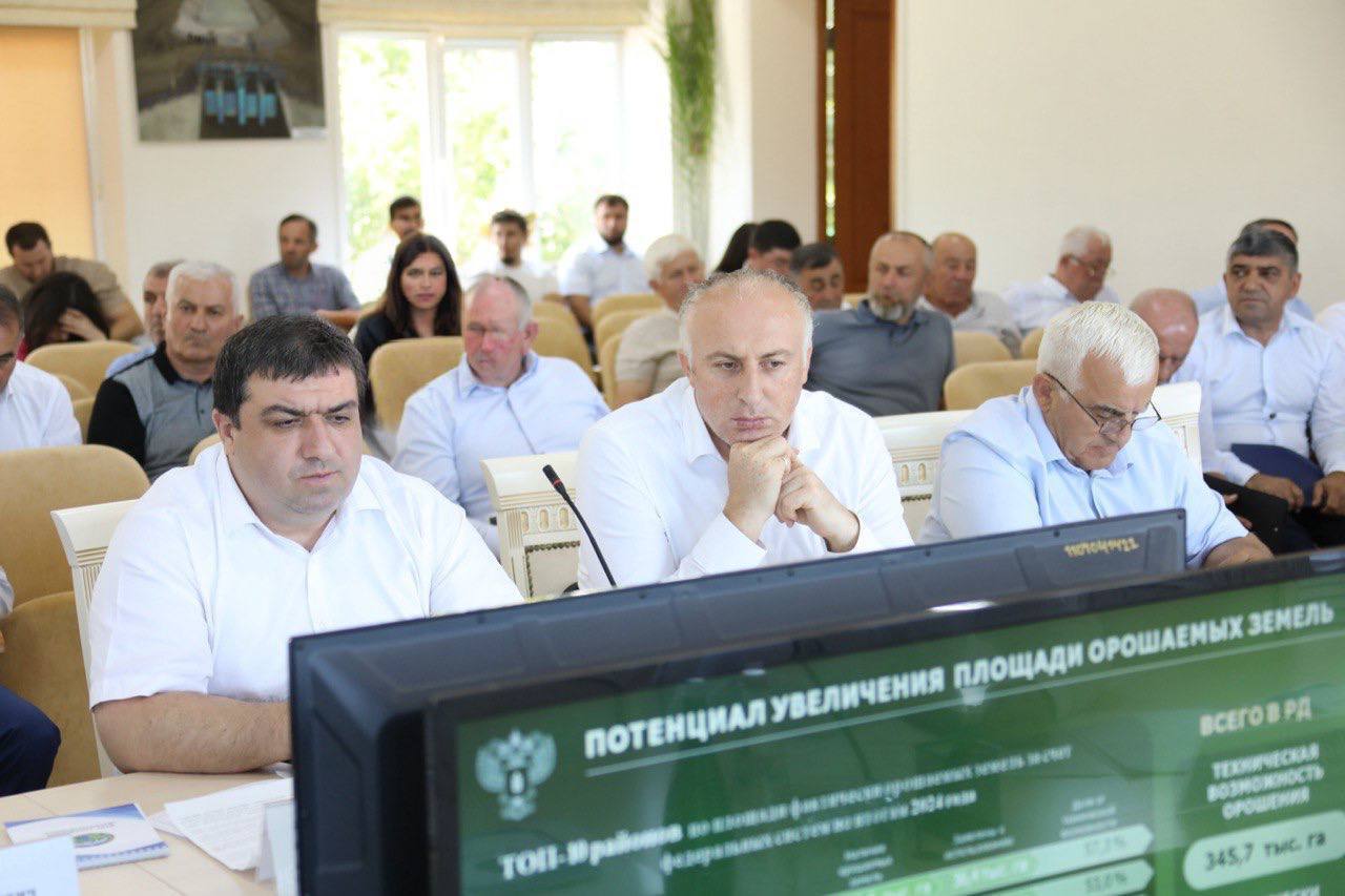Минсельхоз РФ согласовал для Дагестана план увеличения фактически используемых орошаемых земель   Об этом стало известно в рамках совещания по вопросу сохранения в сельхозобороте и повышения качественных характеристик сельхозугодий за счет проведения мелиоративных мероприятий, прошедшего под руководством Председателя Правительства РД Абдулмуслима Абдулмуслимова с участием руководителей профильных органов власти, представителей науки, мелиораторов и аграриев с разных районов региона.  Как сообщил руководитель ФГБУ «Дагмелиоводхоз» Магомед Юсупов, в рамках реализации Госпрограммы эффективного вовлечения в оборот земель сельхозназначения и развития мелиоративного комплекса РФ Минсельхозом России согласован план увеличения фактически используемых орошаемых земель по системам всех форм собственности, в Республике Дагестан по годам: 2025 – 209 тыс. га; 2026 – 233,1 тыс. га; 2027 – 253,6 тыс. га; 2028 – 272,3 тыс. га; 2029 – 291,0 тыс. га. А  к 2030 году – 326,2 тыс. га.   В целях реализации этого плана, в 2024 году с привлечением РосНИИПМ  г.Новочеркасск  нами проведены обследования мелиоративных систем и ГТС, в целях изучения их технического состояния, эффективности их использования и перспектив расширения подвешенных площадей, в том числе для производства риса»    В результате были обследованы 4 системы – Старо-Теречная, Таловская, Дзержинская и КОРовская. По результатам обследования Минсельхозом РФ Старо-Теречная и Таловская системы включены в план реконструкции на 2025-2030 годы, в текущем году по этим объектам определены исполнители работ и начаты проектно-изыскательские работы.     Практика обследования мелиоративных систем с привлечением РосНИИПМ продолжается и в текущем году, уже  обследованы Самур-Дербентская и Шамхал-Янгиюртовская системы, планируется обследование Юзбашской системы.