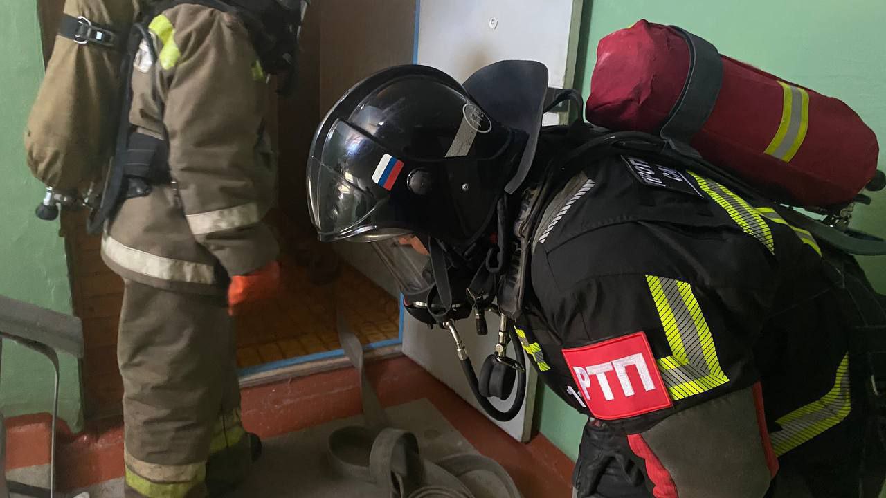 Шесть взрослых и трое детей экстренно эвакуировали из-за пожара в квартире под Самарой  В посёлке Безенчук утром 29 мая произошло возгорание в многоквартирном доме. Пожар случился на четвёртом этаже на улице Быковская.    На место происшествия оперативно прибыли огнеборцы, которые спасли из горящего помещения женщину. Всего эвакуированы шесть человек, среди которых было трое несовершеннолетних.    «На тушение подан 1 ствол Б и работает 1 звено ГДЗС», — сообщают в пресс-службе ГКУ СО ЦЕНТР ПО ДЕЛАМ, ГО и ЧС.    Ситуация находится под контролем пожарных служб.    : ГКУ СО ЦЕНТР ПО ДЕЛАМ, ГО и ЧС