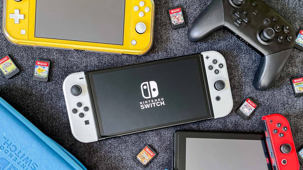 Более 150 миллионов проданных Switch, падение прибыли и общий тираж игр, который превысил 1,359 миллиарда копий: Nintendo отчиталась за прошедший квартал.  Выбрали главное:   За минувший квартал выручка Nintendo сократилась на 31%, чистая прибыль упала на 41%, а операционная прибыль — на 46%. По сравнению с прошлым годом показатели просели.   Благодаря прошедшему кварталу Nintendo смогла реализовать 4,82 миллиона Switch, благодаря чему суммарные поставки консоли достигли 150 миллионов экземпляров.    Switch находится на третьей строчке в списке самых продаваемых консолей. Nintendo не хватает еще примерно 10 миллионов реализованных устройств, чтобы догнать PS2 и стать самой продаваемой консолью в истории.   За квартал было продано 53,7 миллиона копий игр для Switch, а общий тираж всех тайтлов достиг 1,359 миллиарда копий.  Напомним, что подробнее о Nintendo Switch 2 расскажут на презентации 2 апреля. Саму консоль, по слухам, выпустят в период с мая по июль этого года.    «Кинопоиск   Игры»