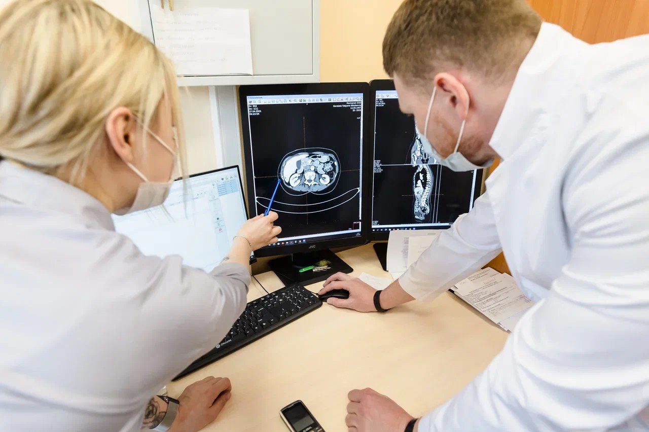 В 2026 году Мурманская область направит на здравоохранение 19 9 млрд рублей Такая сумма запланирована в бюджете региона на 2026 год Министр здравоохранения Мурманской области Дмитрий Панычев подчеркнул что более 8 6 млрд рублей направят на оплату страховых взносов по ОМС для детей и пожилых людей На медпомощь не входящую в программу ОМС запланировано 707 млн рублей из них свыше 65 пойдёт на паллиативную помощь Все самые важные новости Telegram MAX