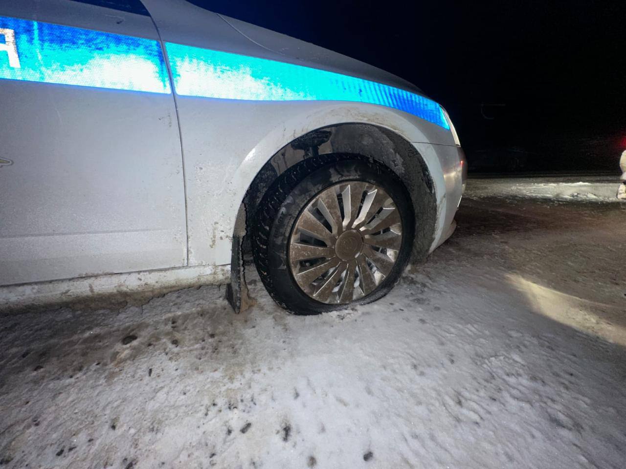 В Крыму осудили женщину, которая проткнула ножом шины автомобиля ДПС Напомним, инцидент произошёл 7 февраля этого года возле села Тимошенко Красногвардейского района. Сотрудники ДПС остановили сожителя женщины, потому что он ехал за рулём в состоянии алкогольного опьянения. Пока водитель и сотрудники ДПС составляли протокол в служебном автомобиле, крымчанка взяла нож и проколола все колёса машины ДПС. Сумма ущерба составила 24 тысячи рублей. Женщину сразу же задержали правоохранители. «При рассмотрении уголовного дела подсудимая с предъявленным ей обвинением согласилась, свою вину в совершении преступления признала. Суд приговорил виновную к 1 году лишения свободы с испытательным сроком на аналогичный год», — сообщили в прокуратуре Крыма. Фото: прокуратура РК Крым 24