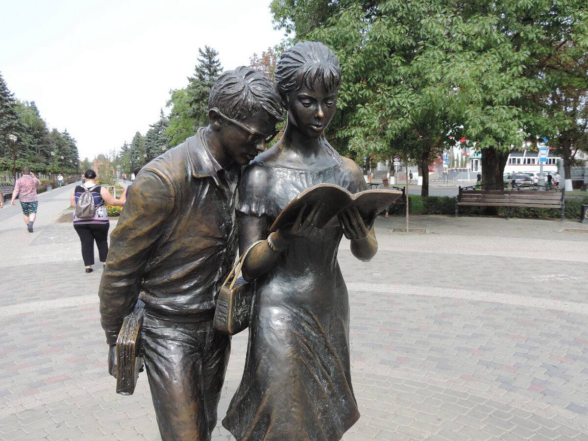 Студентка перевела 1 2 млн рублей родителей аферистам чтобы спасти семью 17 летней жительнице Славянского района позвонил якобы декан из её университета и попросил продиктовать код из СМС для заполнения анкеты Далее аферисты убедили девушку что она попалась на схему мошенников и её семья в опасности Лжесотрудники Центробанка и правоохранительных органов сказали жертве позвонить им через мессенджер и показать квартиру чтобы найти деньги но их там не было Тогда мошеники убедили студентку поехать к родителям в Славянск на Кубани и сделать там тоже самое После безуспешных попыток отыскать деньги студентка по указанию неизвестных сняла с семейного счета 1 2 млн рублей приехала с ними в Краснодар и перевела наличность на безопасный счет Возбужденно уголовное дело свои фото видео и истории присылайте нашему боту prostokrd bot Подпишись на наш канал в Telegram MAX