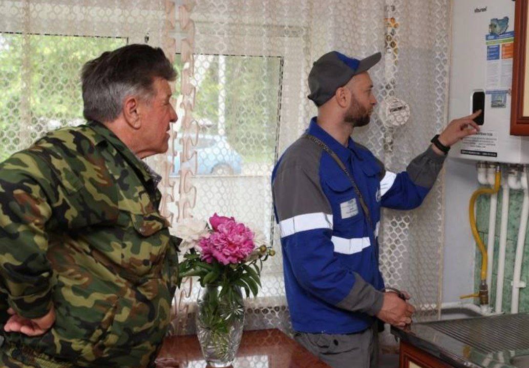 В Уссурийске введен в эксплуатацию газопровод. Еще более 850 частных домов оценят преимущества газификации  Специалисты «Газпром газораспределение Дальний Восток» построили и ввели в эксплуатацию распределительный газопровод протяженностью 24,5 км для газификации частного сектора в Уссурийске.  Новые сети создали техническую возможность подключения более 850 частных домов. На данный момент подключено 57 домовладений, в ближайшее время планируется газификация еще 26 абонентов, чьи дома готовы к приему газа.  А всего уже более 900 семей из Уссурийска оценили преимущества газификации.