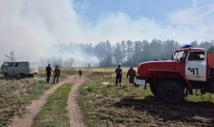 В Ключевском районе при тушении лесного пожара потерян пожарный автомобиль. По данным Администрации Ключевского района, в ходе работ по сдерживанию огня и обеспечению ротации сил на тушении пожара пожарный автомобиль заглох. При этом экипаж до момента эвакуации продолжал тушение подступающего огня, обеспечив подход дежурных сил. «При сдерживании огня огнеборцы работают на самых сложных участках, где порой не выдерживает техника. Из-за неисправности и высокой температуры завести или эвакуировать автомобиль было невозможно. Дежурные силы обеспечивали эвакуацию расчёта», – сообщают лесные пожарные. Дежурные подразделения эвакуировали водителя и бойца-пожарного с места происшествия. При отходе с участка один из них получил травму при падении. Пострадавший был доставлен в медицинское учреждение, его состоянию ничего не угрожает. Возгорание ликвидировано. Фото: Инцидент Барнаул, администрация района ТОЛК