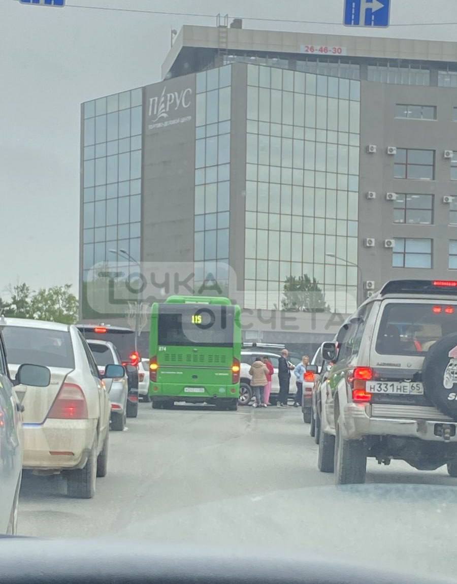 #вточкупишут, что затор образовался в результате ДТП на кольце в Южно-Сахалинске Очевидцы сообщают, что на пересечении улиц Пуркаева и Ленина утром 6 июня произошло ДТП. Информация об обстоятельствах аварии и пострадавших уточняется.