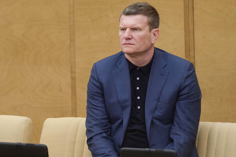 Один из богатейших депутатов Госдумы решил досрочно сложить свои полномочия. Вопрос рассмотрят 22 мая, следует из проекта постановления, опубликованного на сайте нижней палаты парламента. Как пишет «Ъ» и РБК, парламентарий от Волгоградской области Олег Савченко может перейти на новую должность в ближайшее время. Как объяснил РБК сам Савченко, это решение связано с проектом, который он вел еще до получения мандата в 2021 году. «Проект, который я вел до того как стал депутатом, требует нового вмешательства, учитывая его масштабы. Это транспортный коридор. Нужно заниматься терминалами в дружественных странах, это в первую очередь Африка и Ближний Восток, Китай. Это требует затрат большого количества времени, командировок, поэтому нет возможности совмещать с депутатской деятельностью. Буду заниматься тем же, чем и раньше, — администрировать, организовывать все и запускать в плавание», — рассказал политик. На момент избрания в Госдуму Савченко, согласно декларации, получал доход 627 млн рублей и имел на счетах 4,5 млрд рублей. После 2021-го декларации не публиковались. Нынешний состав Госдумы — четвертый для Савченко. Мужчина вошел в рейтинг Forbes «100 госслужащих с самыми высокими доходами — 2021», заняв 22-е место на тот момент он был депутатом облдумы .