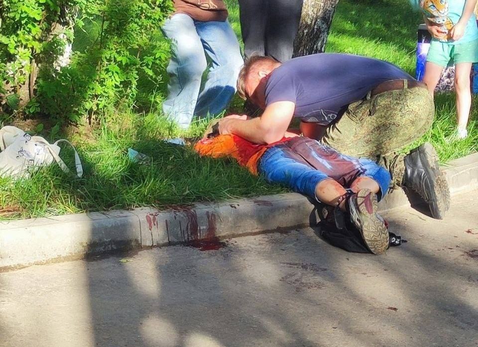 Мужчина с ножом ранил в шею 9-летнего ребенка в подмосковном Сергиевом Посаде. По словам очевидцев, нападавшему около 50 лет, сейчас полицейские планируют штурмовать его квартиру. Пострадавшего школьника доставили в больницу, его оперируют, — Baza. Регнум