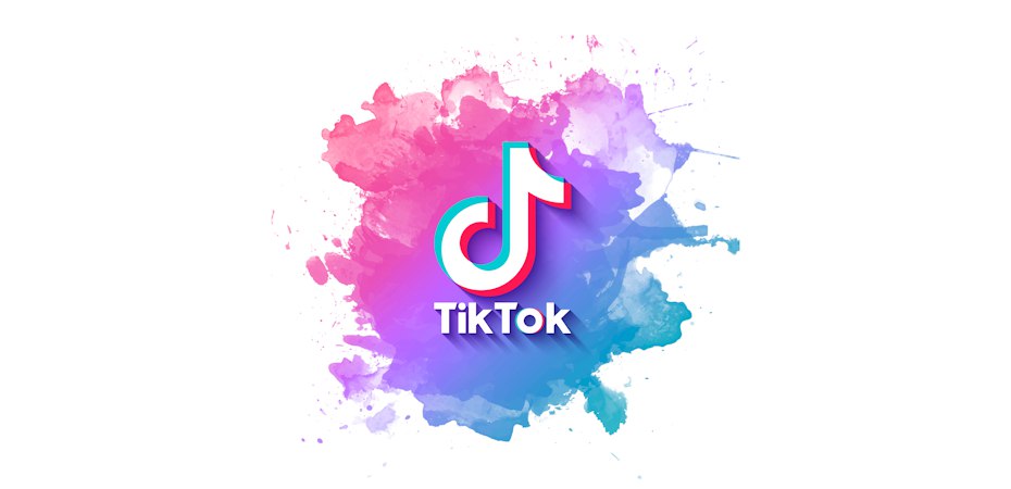 Власти потребовали от TikTok не быть таким залипательным Европейская комиссия предъявила требования к TikTok Регулятор утверждает что эта соцcеть нарушает европейское законодательство поскольку его интерфейс построен таким образом чтобы вызывать привыкание у пользователей К нарушающим закон функциям отнесены бесконечная лента и автоматический запуск видео Также под критику попали персонализированные рекомендации и пуш уведомления По мнению комиссии эти элементы переводят мозг пользователя в режим автопилота Постоянное вознаграждение новым контентом стимулирует желание продолжать просмотр Встроенные инструменты родительского контроля неэффективны они не препятствуют продолжительному использованию приложения На данном этапе Еврокомиссия требует от TikTok представить план по устранению выявленных нарушений и изменении архитектуры сервиса Представленные выводы являются предварительными к платформе могут быть предъявлены новые требования iguides