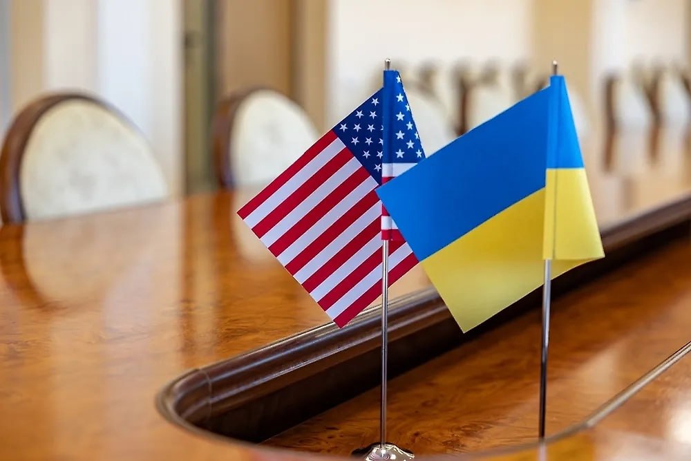 Axios утверждает что США и Украина согласовали мирную сделку Вашингтон и Киев пришли к единому мнению по возможному мирному урегулированию украинского кризиса С таким утверждением выступил портал Axios В статье подчёркивается что стороны якобы согласовали окончательный вариант мирного плана Представители США и Украины отмечается в публикации договорились почти по всем аспектам плана Трампа Теперь по словам автора статьи Белый дом намерен получить чёткий ответ от России в рамках одобренного документа Геополитика