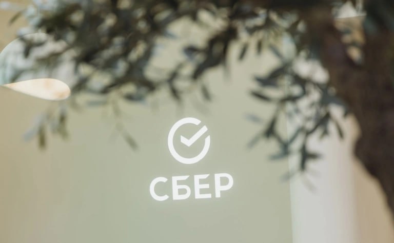 Специальная реорганизация Сбербанка с выделением на отдельное юрлицо части заблокированных из за санкций активов и пассивов может состояться в первой половине 2026 года рассказал РБК финансовый директор кредитной организации Тарас Скворцов По его словам сделка не повлияет на финансовый результат банка Сам закон позволяет сделать выделение до конца 2026 года хотя процедура длительная согласование с ЦБ занимает время а после него еще нужно решение собрания акционеров о реорганизации По моим оценкам где то полгода это займет Если подадим на согласование ближе к концу года то по оптимистичным прогнозам реорганизация может быть в первом полугодии Сумма активов которые могут быть переданы будет существенно меньше нашей обычной прибыли за месяц даже меньше прибыли за неделю Поэтому не стоит ждать каких то огромных one off эффектов которые повлияют на наши финансовые результаты отметил топ менеджер Фото Михаил Гребенщиков РБК Следить за новостями РБК в Telegram
