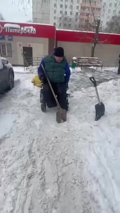 Инвалид на коляске в Москве очищает снег для выхода на улицу