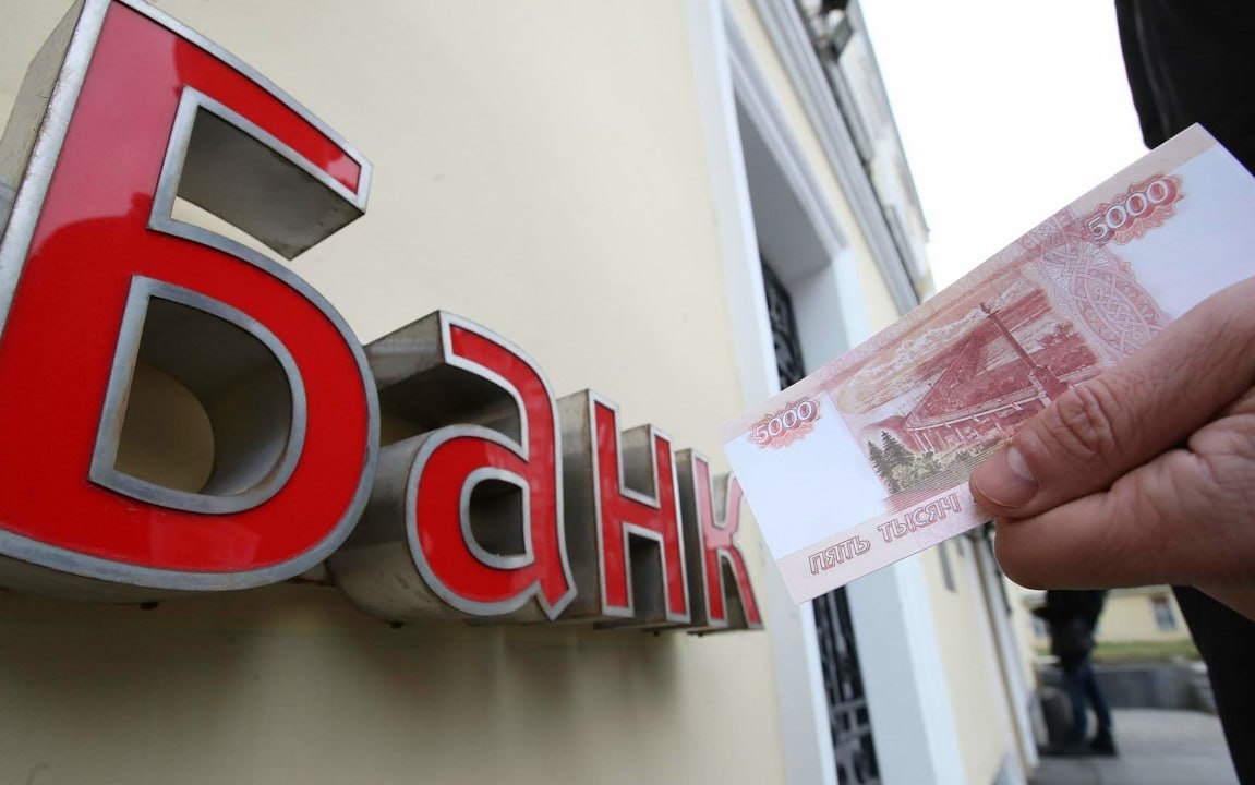 Аналитики прогнозируют рост сделок с проблемными активами банков в разы Объем сделок с проблемной частью корпоративного портфеля за один три года может вырасти с 700 млрд рублей до 1 5 2 трлн рублей оценили эксперты Kept В сделках с дисконтом в 35 50 может ежегодно участвовать до четверти такого портфеля банков 2 5 3 трлн рублей Доля потенциально проблемной задолженности которая нуждается в комплексной реструктуризации приближается к 15 корпоративного кредитного портфеля банков что составляет около 13 трлн рублей В 2025 году сделки с проблемными активами составили 700 млрд рублей по данным ограниченной публичной информации в реальности сумма выше На торгах по банкротству в форме аукциона и публичного предложения реализовано имущества на 200 млрд рублей Основная часть инвестиций в проблемные активы происходит вне процедуры банкротства объем таких сделок в прошлом году был более 500 млрд рублей fatcat18