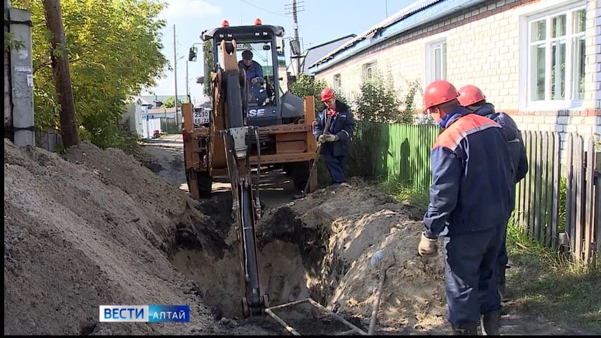 «Росводоканал Барнаул» заканчивает подготовку инженерных коммуникаций к работе зимой.  Сейчас завершается ремонт крыш тех объектов, в составе которых находятся различные технологические установки, станции и узлы. В этом году специалисты водоканала обновили почти 8 км сетей, а также более километра канализации. Рабочие бригады осмотрели и отремонтировали почти 600 технологических колодцев. Услугами водоканала пользуются свыше 700 тысяч горожан и жителей пригорода.