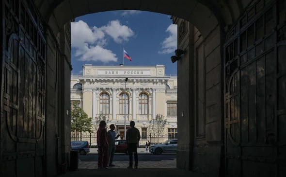 ЦБ раскрыл, как ограничит амбиции банков по строительству экосистем С октября 2026 года российские банки должны будут соблюдать лимит по вложениям в экосистемы и непрофильный бизнес, сообщил ЦБ. Новые ограничения охватят активы примерно на 4 трлн руб. Банк России определился, какие требования будут предъявляться к банкам с экосистемами и большой долей нефинансовых активов. С 1 октября 2026 года для таких игроков установят новый риск-чувствительный лимит РЧЛ — это доля от капитала, которая может приходиться на непрофильные вложения, в том числе экосистемные. Если банк будет «пробивать» лимит, то это окажет давление на его норматив достаточности капитала, следует из опубликованного доклада ЦБ.