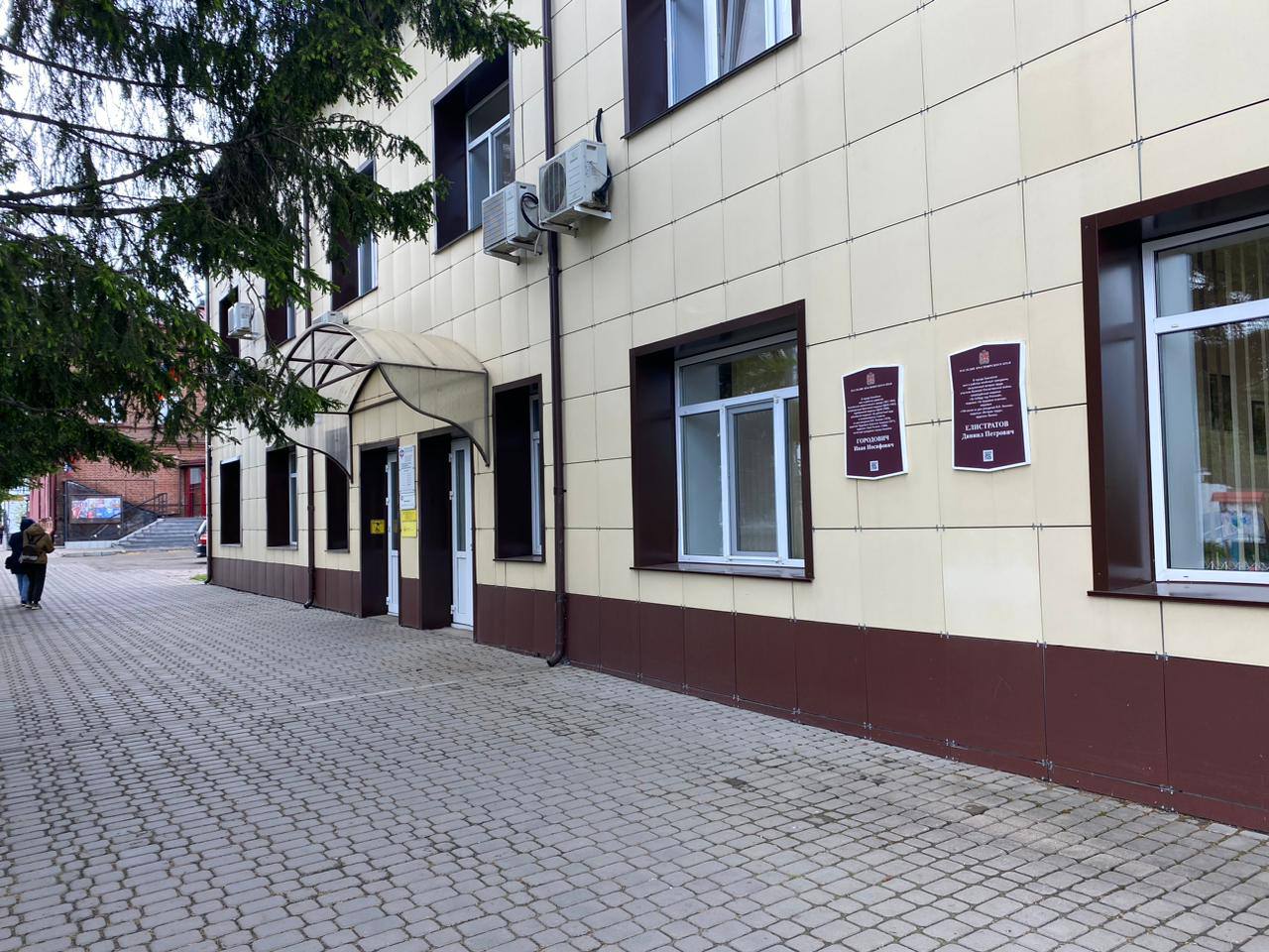 Прописка ради пособий обернулась уголовным делом: в Енисейске суд оштрафовал уроженца Таджикистана за фиктивную регистрацию своих детей В октябре 2023 г. 27-летний уроженец Таджикистана получил российское гражданство и не смог устоять перед открывшимися ему возможностями. Он осознал, что у жителей территорий с особыми климатическими условиями есть преимущества. Сам он прописался совсем недавно и лишь формально — в Енисейске, а проживал в краевой столице. Чтобы получать пособие на детей в повышенном размере, он подал документы в многофункциональный центр и получил фиктивную регистрацию своих троих несовершеннолетних детей в с. Потапово Енисейского района. Заполучив временную прописку для детей в районе, приравненному к крайнему Северу, он целый год получал ежемесячное пособие на детей с учетом районного коэффициента и северной надбавки. На деле дети проживали с отцом в Красноярске. За год он причинил региональному бюджету ущерб в размере 280 тыс. руб. Суд признал его виновным в фиктивной регистрации по месту пребывания ст. 322.2 УК РФ и приговорил к штрафу в размере 15 тыс. руб. Записи о регистрации аннулированы. Кроме того, в отношении мужчины расследуется уголовное дело о мошенничестве при получении выплат ч. 3 ст. 159.2 УК РФ . Прокуратура Красноярского края