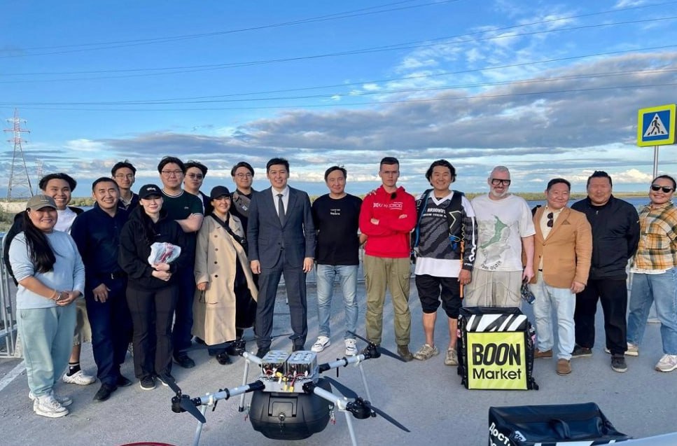 В Якутии стартовал второй этап проекта по доставке грузов с помощью БПЛА В Якутии запустили второй этап проекта Воздушная переправа доставку грузов с помощью беспилотников между Якутском и Нижним Бестяхом Первый этап проходил с середины июля по 10 августа За это время дроны перевезли через реку Лена около 600 килограммов грузов Воздушные рейсы выполнялись до десяти раз в день перевозя за один раз посылки весом до 10 килограммов Время в воздухе 15 минут Второй этап стартовал в период ледостава при температуре минус 30 градусов это один из самых сложных периодов для транспортного сообщения Использование дронов станет реальным решением для обеспечения бесперебойной связи между населенными пунктами в межсезонье Это позволит существенно сократить логистические издержки включая снижение времени доставки грузов в два три раза и уменьшение стоимости по сравнению с другими маршрутами Расстояние между Якутском и Нижним Бестяхом по прямой 12 километров Но чтобы добраться по земле и по воде приходится преодолеть уже 22 километра В данном случае беспилотники летят по прямой пролетая над Леной