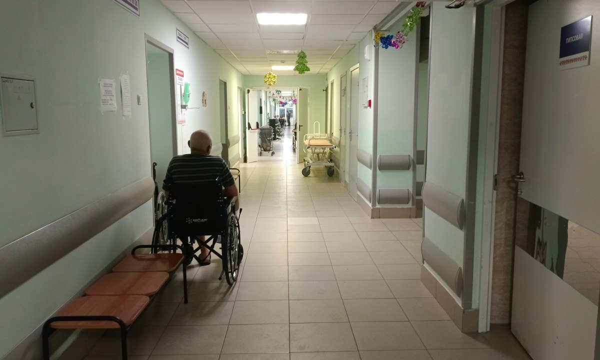 Пациенты Республиканской больницы скорой помощи Петрозаводска бывшая БСМП слегли с кишечной инфекцией Как рассказал нам родственник одного из пациентов кардиологического отделения пациенты начали себя плохо чувствовать 6 февраля Ближе к ночи заболевших перевели в инфекционную больницу Пациентов кардиологического отделения кто еще не был поражен инфекцией отправили домой Кому не повезло перевели в инфекционное отделение БСМП рассказал родственник заболевшего пациента Сегодня врачи обзванивали всех родственников кто посещал отделения для выявления нулевого пациента что бы выяснить что могло стать причиной инфекции Спрашивали вплоть до производителя продуктов передаваемых пациентам По словам родственника в отделении объявлен карантин посетителей не пускают передачи можно передавать через медперсонал Как рассказали в Минздраве Карелии на прошлой неделе у поступившего в кардиологическое отделение пациента выявлена острая кишечная инфекция После чего заболели еще 6 человек Источник