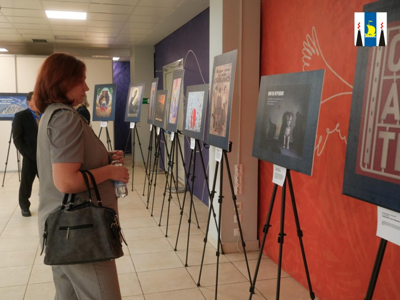 Заканчивается приём заявок на второй сезон Всероссийского конкурса плакатного искусства Время смыслов До 28 февраля продолжается прием заявок на Всероссийский конкурс современного плакатного искусства Время смыслов имени Героя России Сергея Ефремова Напомним в октябре 2025 года Заместитель Председателя Правительства Российской Федерации полномочный представитель Президента Российской Федерации в Дальневосточном Федеральном Округе Юрий Трутнев дал старт второму сезону конкурса Слова патриотизм защита Родины находятся очень близко по смыслу к пониманию эффективности нашей работы Это слитные понятия Нельзя любить страну только сидя в кабинете Ты должен понимать что если потребуется защищать Родину это надо сделать Если ты отработал в зоне специальной военной операции и вернулся должен работать так чтобы у людей не было никаких претензий к твоей профессиональной деятельности У нас сегодня так и складывается Мы надеемся на тех кто вернулся с специальной военной операции верим этим людям Надеюсь что они внесут большой вклад в развитие Дальнего Востока сказал Юрий Трутнев Конкурс проводится по инициативе Добровольческого отряда Тигр и Арт проекта Журнал Судьба при поддержке аппарата полномочного представителя Президента Российской Федерации в Дальневосточном федеральном округе и Фонд развития социальных инициатив В рамках второго сезона в оргкомитет уже направлено более двух тысяч работ География проекта охватывает практически все регионы России от Москвы и Санкт Петербурга до Дальнего Востока и Крайнего Севера а также зарубежные страны включая Беларусь Индию Турцию Китай Египет Чили и другие В каждой из 13 конкурсных номинаций будут определены по три призовых места с денежными премиями Для юных авторов в возрасте от 10 до 16 лет традиционно предусмотрена отдельная поощрительная категория Надежда России К участию приглашаются и авторы из других стран Организаторы принимают работы любого срока давности выполненные в любой технике графике живописи цифровом искусстве включая произведения созданные с помощью инструментов искусственного интеллекта