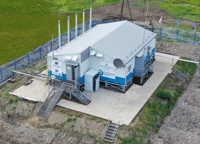 Проекты гибридной генерации в Якутии обеспечивают суммарный эффект в сотни миллионов рублей В Республике Саха Якутия продолжается развитие локальной генерации в арктических и труднодоступных населённых пунктах Это позволило существенно сократить потребление дорогостоящего дизельного топлива дизельными электростанциями Совокупный экономический эффект от внедрения современных решений в локальной энергетике оценивается в сотни миллионов рублей В этом году будет введен в эксплуатацию автоматизированная гибридная энергоустановка в посёлке Сангар Планируется ввод таких объектов в Хангаласском и Усть Янском улусах Всего должно быть реализовано 73 проекта из которых 14 уже реализованы С 2021 года сэкономлены тысячи тонн дорогостоящего дизельного топлива которое потребляют дизельные станции для выработки электрической энергии с суммарным эффектом в сотни миллионов рублей Это сказывается на снижении себестоимости экономически обоснованных тарифов в северных и арктических районах В 2026 году в Якутии будет продолжено планомерное развитие локальной энергетики на основе возобновляемых источников энергии в удалённых и труднодоступных населённых пунктах В течение года планируется ввод четырёх объектов локальной генерации что позволит повысить надёжность энергоснабжения и снизить зависимость от завоза дизельного топлива Ключевым проектом станет ввод второй очереди автоматизированного гибридного энергокомплекса в посёлке Сангар Кобяйского района Проект предусматривает строительство солнечной электростанции установленной мощностью 1 МВт которая дополнит уже введённую в составе первой очереди дизельную электростанцию мощностью 5 65 МВт Кроме того в 2026 году намечен ввод автоматизированных гибридных энергокомплексов в посёлке Усть Куйга Усть Янского района селе Синск Хангаласского района и селе Куйдусун Оймяконского района Всего с 2021 года в рамках энергосервисных контрактов построены 13 автоматизированных гибридных энергокомплексов АГЭК и один мобильный автоматизированный энергетический комплекс МАЭК общей установленной мощностью 13 7 МВт Эксплуатация гибридных энергокомплексов уже дала ощутимый эффект В период с 2021 по 2024 годы только за счёт работы 12 объектов было сэкономлено 3 596 тонн дизельного топлива В целом на сегодняшний день в республике установлено 32 объекта возобновляемой энергетики включая 31 солнечную и одну ветровую электростанцию В рамках дальнейшего развития в Якутии запланирована модернизация 73 дизельных электростанций из которых 42 расположены в арктических населённых пунктах 11 районов Проекты будут реализованы с использованием механизма энергосервисных контрактов и применением возобновляемых источников энергии единаяроссия сахасирэ ольгабалабкина мыработаем россия якутия арктика экология арктическаяякутия Подписывайтесь на канал   t me balabkinaov