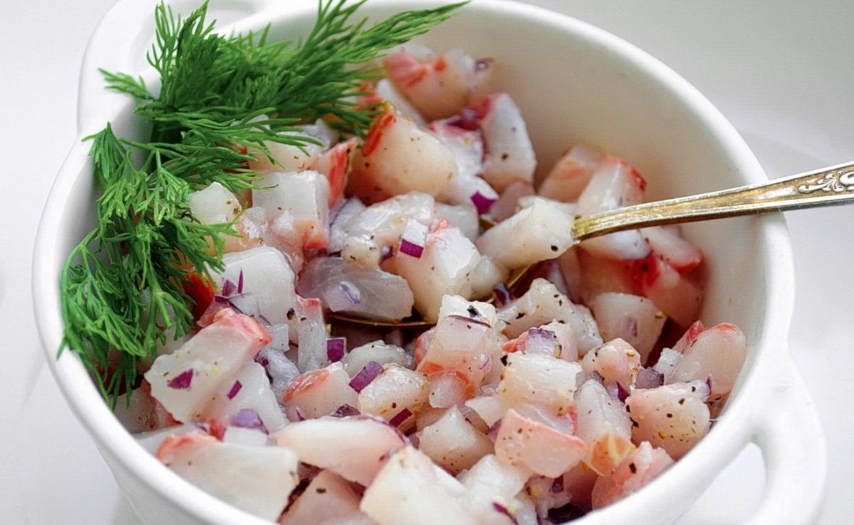 Российский салат индигирка попал в топ 100 Отвратительных блюд мира Это якутское блюдо из замороженной рыбы лука и перца подаётся на стол холодным индигирка заняло 65 е место сменив в рейтинге холодец по версии сервиса TasteAtlas Низкие оценки получили также кутья щи и рассольник а самым ужасным блюдом признан исландский свид половина бараньей головы Эй Питер