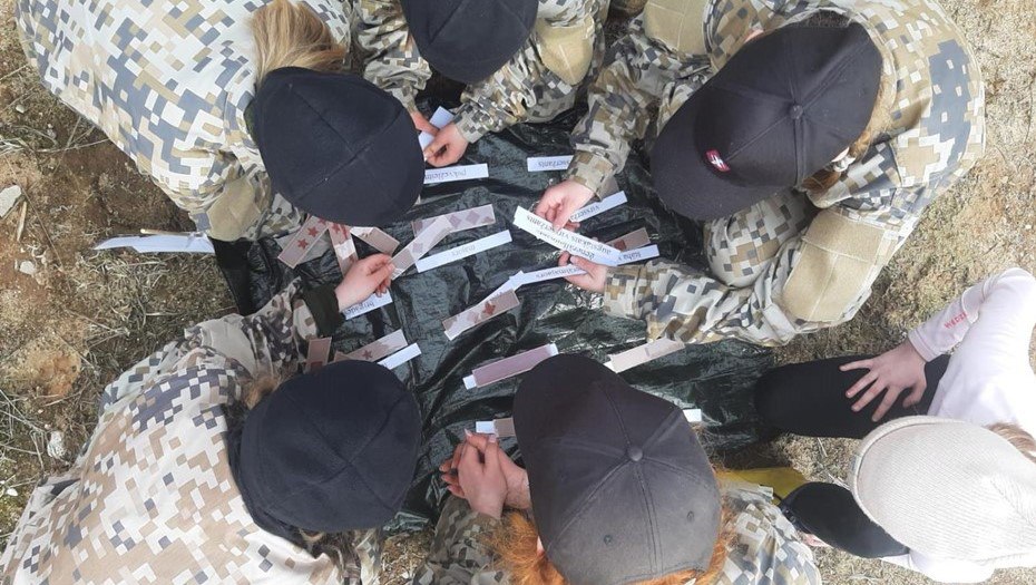 На полигонах Латвии в августе откроются военные лагеря для молодёжи, в которых подростков обучат стрельбе, маскировке, ориентированию на местности и другим навыкам, связанным с военной подготовкой.   Курировать военное воспитание молодёжи будет известная организация Jaunsardze  «молодые защитники» , основанная в 1992 году.  Увы, взрослые в высоких кабинетах делают всё возможное, чтобы эти полученные навыки пригодились…