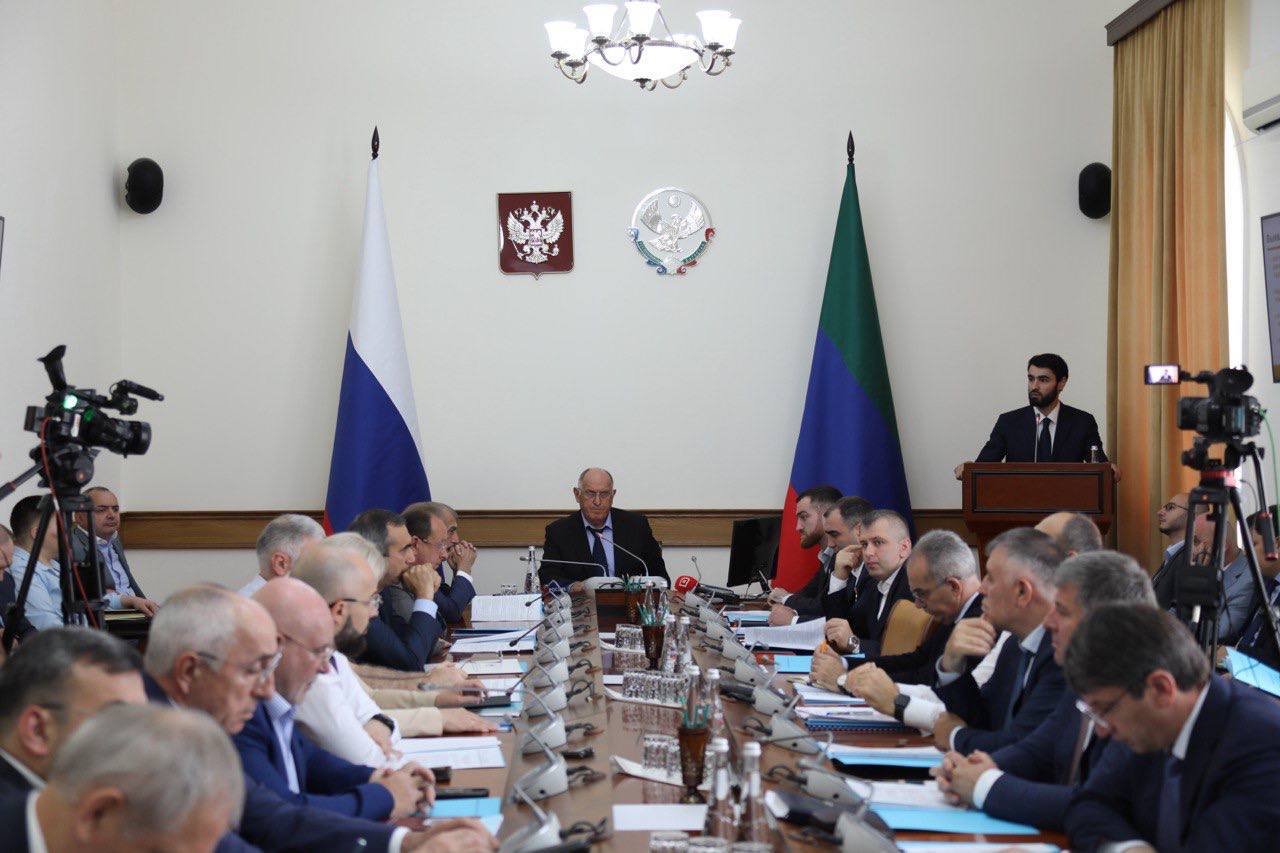 Роспотребнадзор в 2025 году проверил 142 объекта общественного питания в Дагестане На заседании Правительства РД под руководством премьер-министра Абдулмуслима Абдулмуслимова руководитель Управления Роспотребнадзора по Республике Дагестан Залимхан Омариев доложил о результатах контрольных мероприятий в отношении объектов общественного питания. Залимхан Омариев рассказал, что ведомством обследовано 142 объекта, осуществляющих деятельность в сфере оказания общественного питания. Среди выявленных нарушений: в более 45% предприятий к приготовлению пищевой продукции допускается персонал, не прошедший медицинские осмотры; в 60% предприятий не соблюдается поточность технологических процессов приготовления пищевой продукции; 44% предприятий имеют недостаточное количество разделочного инвентаря; в 17% предприятий осуществляется заморозка нереализованных готовых блюд и их использование в последующие дни; 40% предприятий не применяют дезинфицирующие средства при мойке посуды и столовых приборов ручным способом; более 51% обследованных предприятий не заключили договоры с региональным оператором на вывоз отходов, образующихся в процессе их деятельности. По итогам проверок принят ряд мер, в том числе: подготовлено 37 исковых заявлений об устранении нарушений требований санитарного законодательства; объявлено 38 предостережений; подано 8 исковых заявлений на приостановление деятельности; вынесено 140 постановлений о наложении административных штрафов на обшую сумму 1 млн 303 тыс. рублей; временно приостановлена деятельность 7 объектов общественного питания.