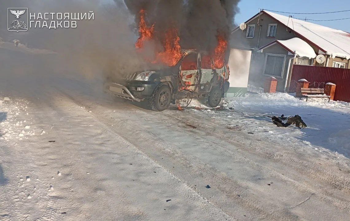 Белгородская область Два мирных жителя пострадали от ударов со стороны ВСУ сообщает губернатор В селе Новостроевка Первая Грайворонского округа при атаке дрона на автомобиль мужчина получил баротравму а также осколочное ранение мягких тканей бедра Глава Новостроевской территориальной администрации доставил пострадавшего в Грайворонскую ЦРБ После оказания медицинской помощи он будет переведён в городскую больницу 2 г Белгорода Транспортное средство повреждено В Шебекинском округе в селе Белянка FPV дрон ударил по машине Бойцы Орлана доставили раненого в Шебекинскую ЦРБ Предварительно у мужчины диагностировали минно взрывную травму осколочные ранения лица и колена В настоящее время ему продолжают оказывать помощь в больнице Автомобиль уничтожен огнём на фото Два майора Два майора в МАХ