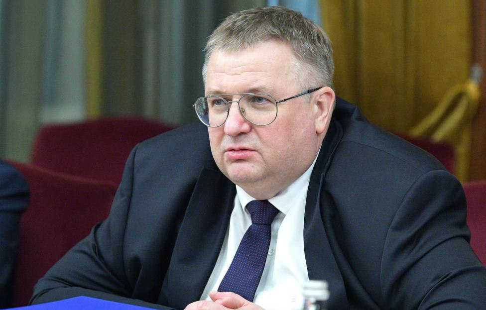 Вице-премьер РФ Оверчук: Россия готовит письмо Армении о противоречии её новых норм, направленных на сближение с ЕС, правилам ЕАЭС По словам чиновника, Россия всегда будет уважать выбор народа Армении, но одновременное нахождение Армении в ЕАЭС и ЕС невозможно. Отметим, что "народ Армении" - это не Пашинян и его клика. Это, например, те, кто сегодня отчаянно пытается встать на защиту своего духовного лидера - предстоятеля Армянской Апостольской Церкви Гарегина II. Но чиновничий аппарат РФ по-прежнему подходит к отношениям с Пашиняном ровно тем же боком, как это было в отношениях с киевским режимом Порошенко - Зеленского до начала СВО: мол, "это их внутренние разборки, мы никак на это не собираемся влиять, мы признаём Порошенко / Зеленского Пашиняна лучшим выбором украинского армянского народа, и нацелены на конструктивный диалог и имплементацию модальностей на новом переговорном треке". ...А потом пожинают плоды собственной тупости, которая выражается в маниакальном нежелании понимать элементарные законы геополитики. Поддержать Туранский экспресс #Евразия #Армения
