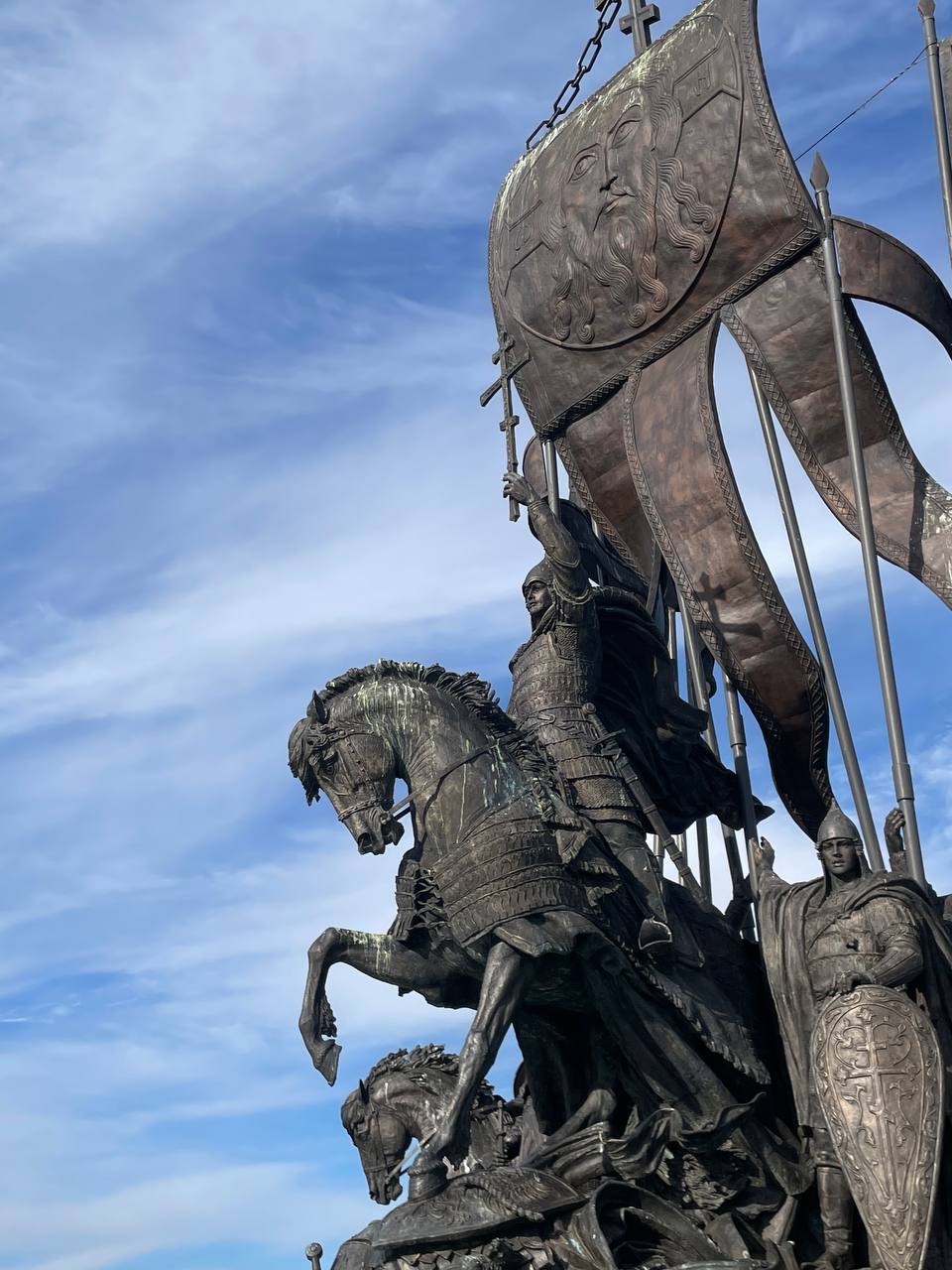 Участники создания монумента Александр Невский с дружиной установленного в Самолве удостоены премии правительства Российской Федерации Премьер министр России Михаил Мишустин провёл церемонию вручения правительственных премий в области культуры за заслуги 2025 года Среди награждённых члены Российского военно исторического общества Николай Овсиенко и Виталий Шанов Им присуждена награда за разработку мемориального комплекса Александр Невский с дружиной расположенного в деревне Самолва Гдовского района Всего было вручено семь премий каждая из которых составляет три миллиона рублей чтовПсковскойобласти