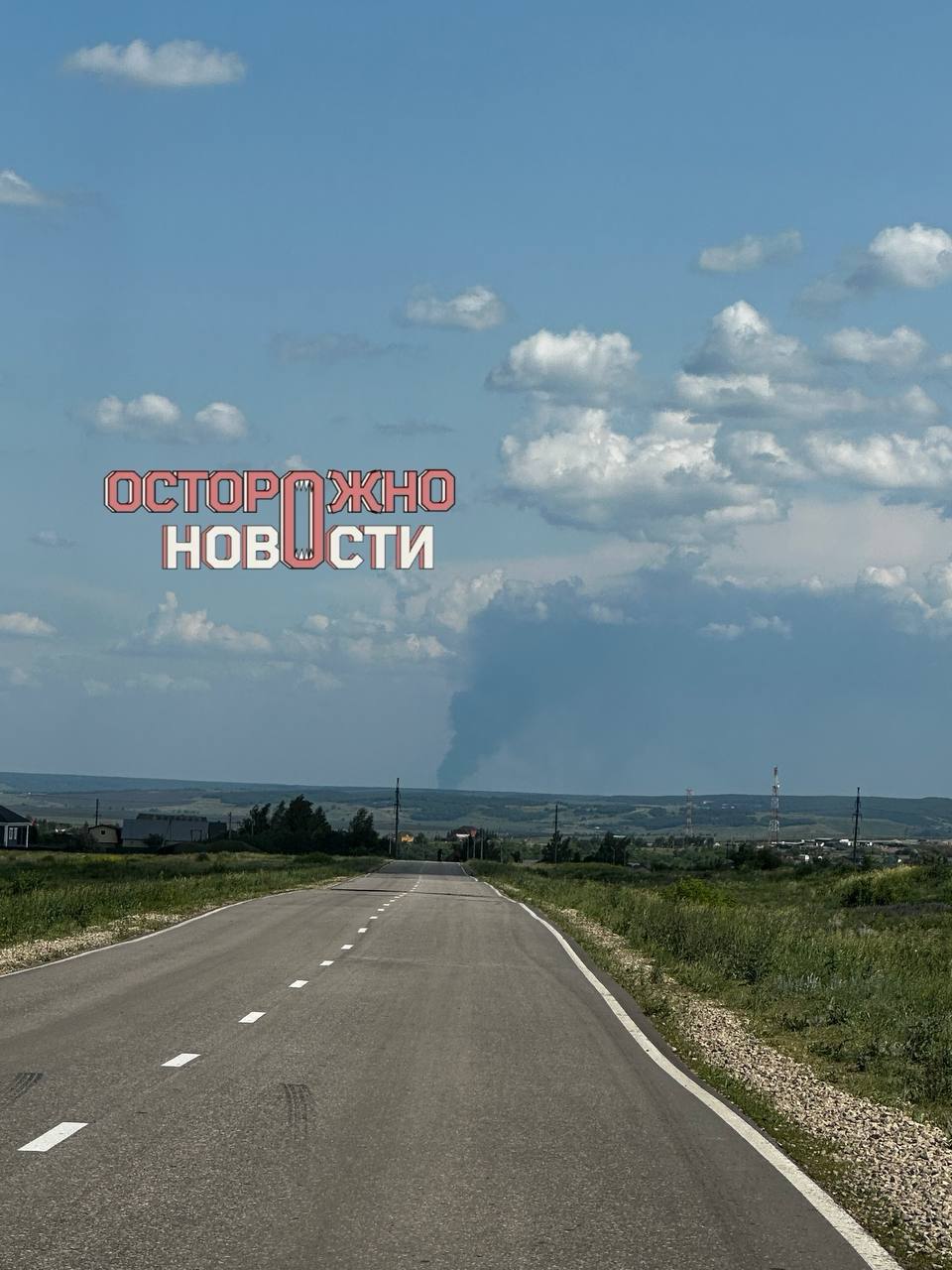 «Они в противогазах брали пробы?» В Энгельсе несколько дней горит нефтебаза после атаки БПЛА. Роспотребнадзор отчитался, что состояние воздуха в норме. Местные жители рассказали «Осторожно, новости», что пожар на нефтебазе не могут потушить уже третий день. Накануне, 6 июня, в результате атаки БПЛА загорелось промышленное предприятие и многоквартирный дом. При этом 7 июня в Энгельсе взяли пробы воздуха. В ходе анализа Роспотребнадзор не выявил превышения концентрации вредных веществ, но жители жалуются на запах жженой резины и головную боль. «А то! Конечно, не выявлено! Они в противогазах брали пробы?», — отмечают местные.