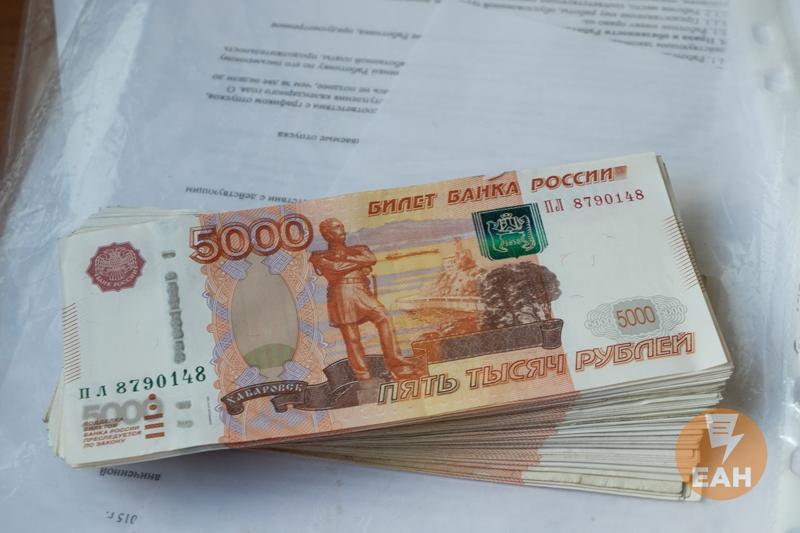 Виновник смертельного ДТП в Челябинске выплатил 6 млн рублей родственникам погибших Авария произошла на улице Блюхера в июле 2022 года Водитель грузовика Howo устроил массовое ДТП В одном из автомобилей ехала семейная пара 23 летний сын и девочка подросток Женщина и молодой человек погибли Девочка получила тяжелые травмы Виновника ДТП приговорили к трем годам лишения свободы в колонии поселении Также суд обязал водителя грузовика выплатить 6 2 млн рублей пятерым родственникам погибших Когда мужчина отбывал наказание в колонии деньги списывались с его счета В мае 2025 года он вышел на свободу К тому моменту остаток долга составлял около 4 млн рублей После того как приставы арестовали грузовик мужчины виновник ДТП полностью выплатил компенсацию Подписаться на канал ЕАН Челябинск