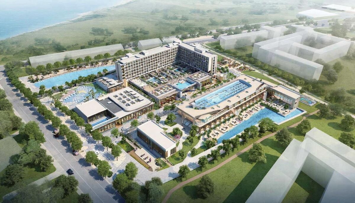 В Азовском районе на берегу реки Азовка планируется строительство нового туристического комплекса площадью 1 5 гектара Проект станет частью масштабного жилого района Южный Ростов общей площадью 267 гектаров По словам Чумака комплекс будет включать гостиницу на 200 номеров рестораны и СПА зону с благоустроенной территорией для отдыха Приступить к реализации проекта планируется после приведения в порядок земельного участка под комплекс domostroyrf изображение создано в GigaChat с помощью Kandinsky