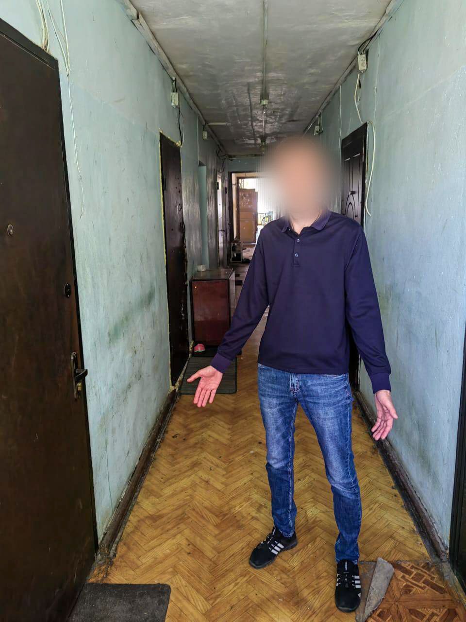 Жительница Владимира обвиняется в причинении ножевого ранения знакомому в общежитии  В Октябрьском межрайонном следственном отделе регионального управления СК завершено расследование уголовного дела по обвинению жительницы Владимира 1984 года рождения в совершении преступления, предусмотренного «з» ч. 2 ст. 111 УК РФ  умышленное причинение тяжкого вреда здоровью с применением предмета, используемого в качестве оружия .   Следствием установлено, что 20 апреля 2025 года поздним вечером обвиняемая, находясь в состоянии алкогольного опьянения по месту жительства в общежитии на улице Асаткина, пришла со знакомым на общую кухню, где вместе с приятелем находился потерпевший, ранее проживавший в общежитии и в указанный день перевозивший имущество в новое жилище. Фигурантка потребовала покинуть кухню, чтобы закрыть ее от посторонних, в связи с чем между ней и потерпевшим возник словесный конфликт.   Когда мужчина вышел и находился в общем коридоре, обвиняемая взяла в своей комнате нож и нанесла потерпевшему удар в спину, причинив проникающее ножевое ранение, повлекшее тяжкий вред здоровью.  На допросах женщина признала вину, однако, чтобы приуменьшить степень ответственности, утверждала, что потерпевший первый ее ударил, и после случившегося за денежное вознаграждение просила его подтвердить данные показания, на что тот отказался. Данная версия была полностью опровергнута показаниями свидетелей и самого пострадавшего.    По результатам расследования уголовное дело направлено с утвержденным обвинительным заключением в суд.
