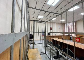 В Амурской области произошло убийство из за места в автобусе Обвиняемый 74 летний пенсионер житель Белогорья Мужчину арестовали он дал признательные показания Обстоятельства преступления устанавливает благовещенский следственный отдел ℹ По информации СУ СК РФ по Амурской области 24 августа в дневное время 74 летний житель села Белогорье ехал на маршрутном автобусе из Благовещенска в Белогорье В салоне автобуса он встретил знакомого 69 летнего мужчину проживающего с ним в одном селе Злоумышленнику не понравилось что его приятель не уступил ему место в автобусе Выйдя на автобусной остановке два пожилых человека пошли в одном направлении при этом у них начался конфликт Возмущенный поведением односельчанина обвиняемый достал из своей сумки складной нож и нанес им потерпевшему один удар в грудь повредив легкое и сердце Смерть мужчины наступила на месте преступления Оставшийся без места в автобусе пенсионер прошел домой и спрятал нож которым совершил убийство Суд избрал в отношении подследственного меру пресечения в виде заключения под стражу