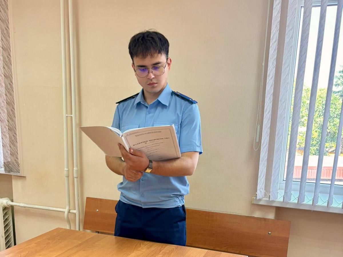 Бывший преподаватель колледжа осужден за взятки Прокуратурой города Невинномысска поддержано государственное обвинение по уголовному делу в отношении бывшего преподавателя технологического колледжа города Невинномысска   Он признан виновным по ч 3 ст 290 УК РФ получение взятки По версии следствия в июне прошлого года обвиняемый через посредника получил около 200 тыс рублей от девяти студентов за подготовку выпускных квалификационных работ Впоследствии выпускники защитили данные работы без фактического контроля их знаний со стороны преподавателя входившего в состав экзаменационной комиссии С учетом позиции государственного обвинителя суд приговорил подсудимого к 2 годам 3 месяцам лишения свободы в исправительной колонии общего режима со штрафом в размере 1 млн рублей c лишением права заниматься педагогической деятельностью в учреждениях высшего и среднего профессионального образования сроком на 2 года   Приговор суда не вступил в законную силу   Сайт Тelegram ВК Обратиться в прокуратуру