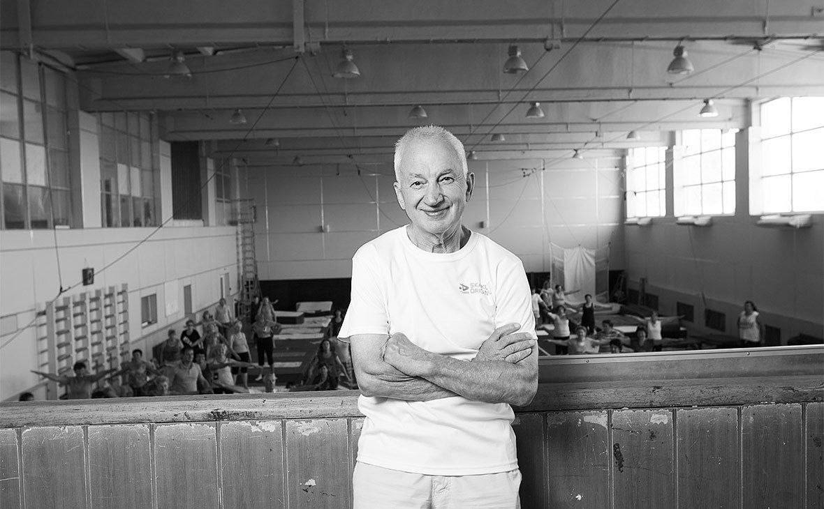 Умер Василий Александрович Скакун известный тренер по акробатике и гимнастике мастер спорта СССР чемпион мира и заслуженный гражданин Ставрополя и Светлограда Василий Скакун стал чемпионом мира по акробатическим международная федерация спортивной акробатики признала его лучшим в мире Став тренером Василий Александрович воспитал множество успешных спортсменов среди которых 19 абсолютных чемпионов беспрецедентный результат в истории спорта Благодаря Василию Скакуну была разработана и внедрена специальная акробатическая дорожка разработка которая значительно повысила уровень подготовки спортсменов О смерти легендарного спортсмена и тренера рассказали в Федерации гимнастики России Василию Скакуну было 82 года светлая память легенде Сообщает news tracker