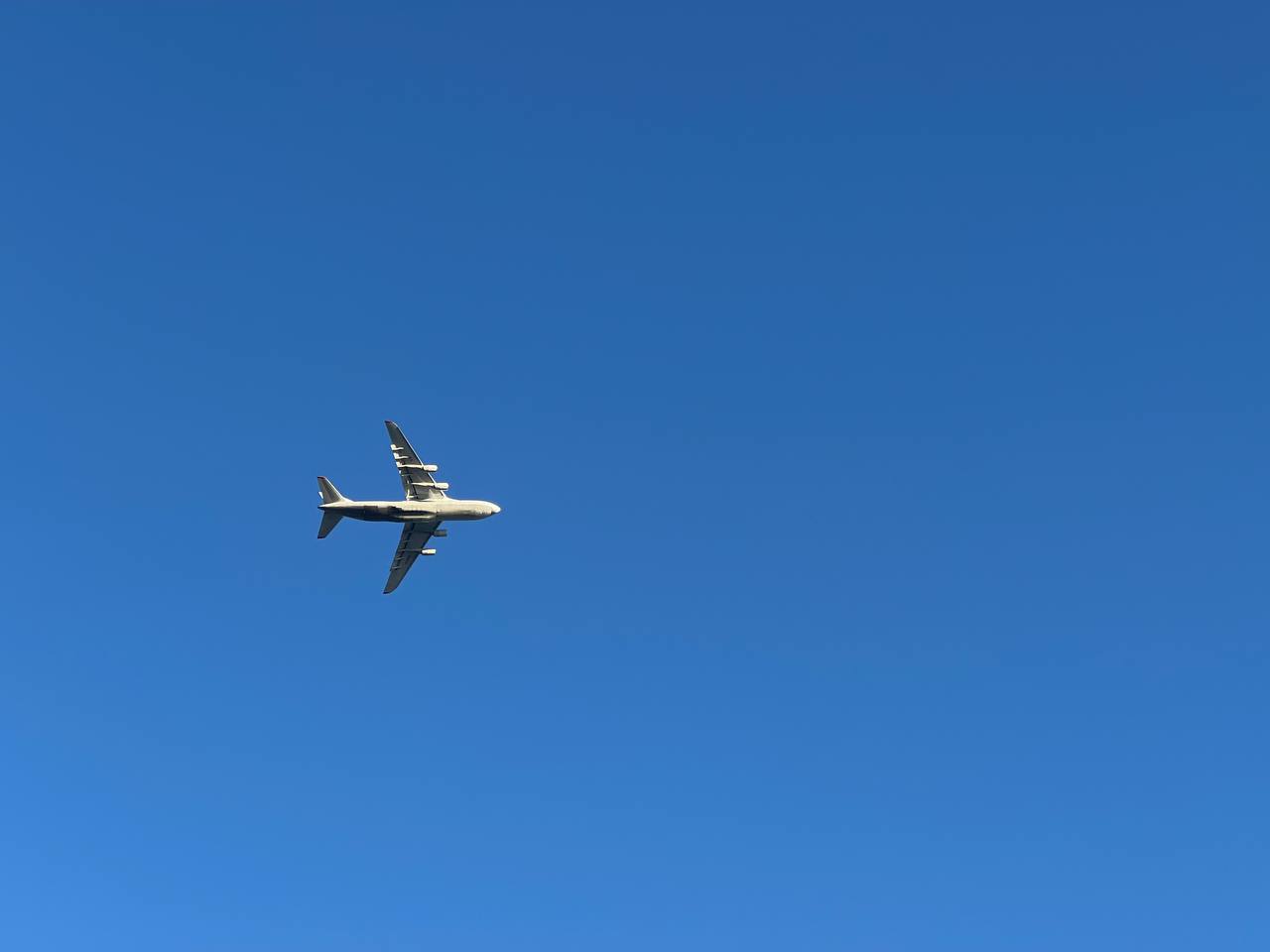 Аэропорт Хабаровска закрыт из за непогоды Аэропорт в Хабаровске 23 февраля закрыт для приема и отправки воздушных судов предварительно до 12 00 время местное сообщили в администрации воздушной гавани Причины циклон сложные метеоусловия ледяной дождь низовая метель порывы ветра до 17 м с уточнили в пресс службе аэропорта Воздушные суда следующие из Бангкока Пхукета Новосибирска Екатеринбурга отправлены на запасной аэродром во Владивосток Хабаровская транспортная прокуратура контролирует соблюдение прав пассажиров В здании аэровокзала работает мобильная приемная РБК Восток в Telegram и MAX