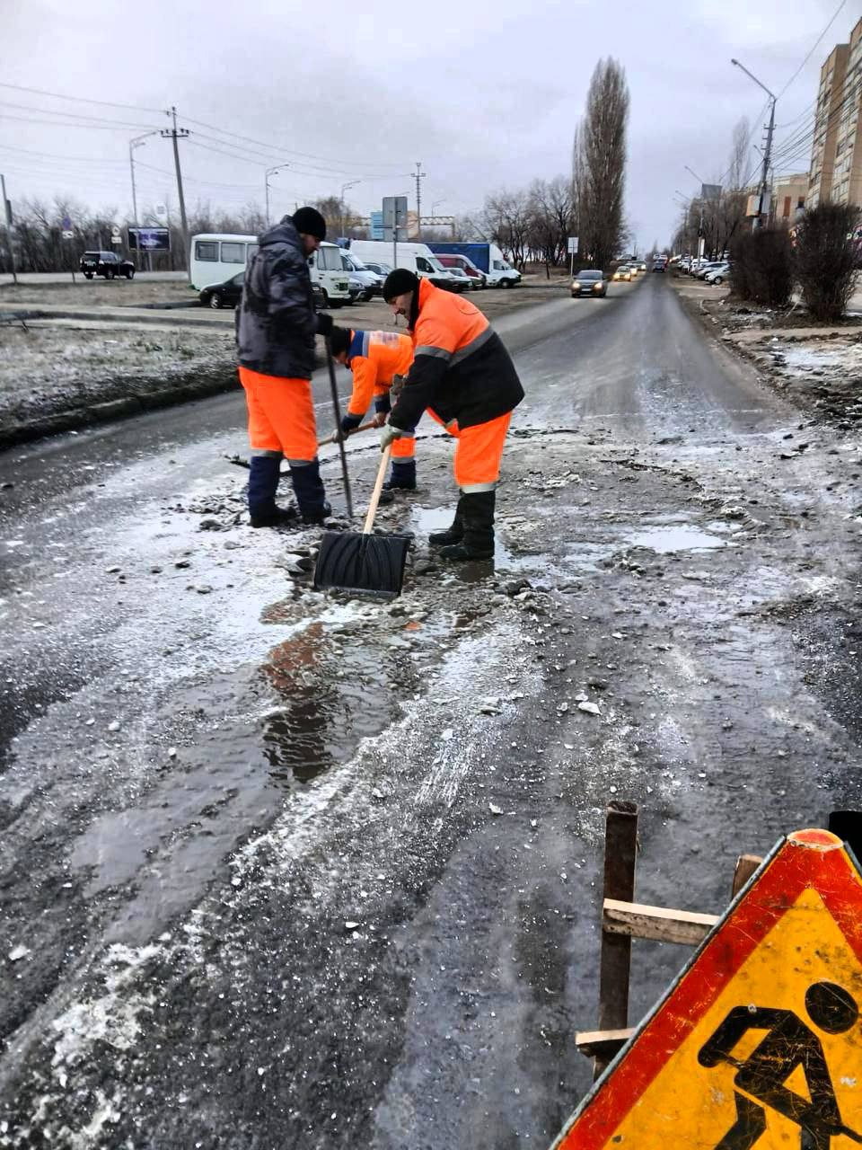 Коммунальные службы продолжают мероприятия по уборке города  Выполняются очистка дорожного полотна и пешеходных зон, сбор случайного мусора и опавшей листвы  В течение дня работы проводились по улицам: Антонова, 1-я Прокатная, 6-й Динамовский пр., Огородная, Летняя, Исаева, Астраханская, 2-я Садовая, Гоголя, 1-й пр. Танкистов, Рабочая, Вавилова и др.    Подробнее о мероприятиях в районах города по ссылкам:  Ленинский;  Заводской;  Волжский;  Октябрьский;  Кировский;  Фрунзенский;  Гагаринский.