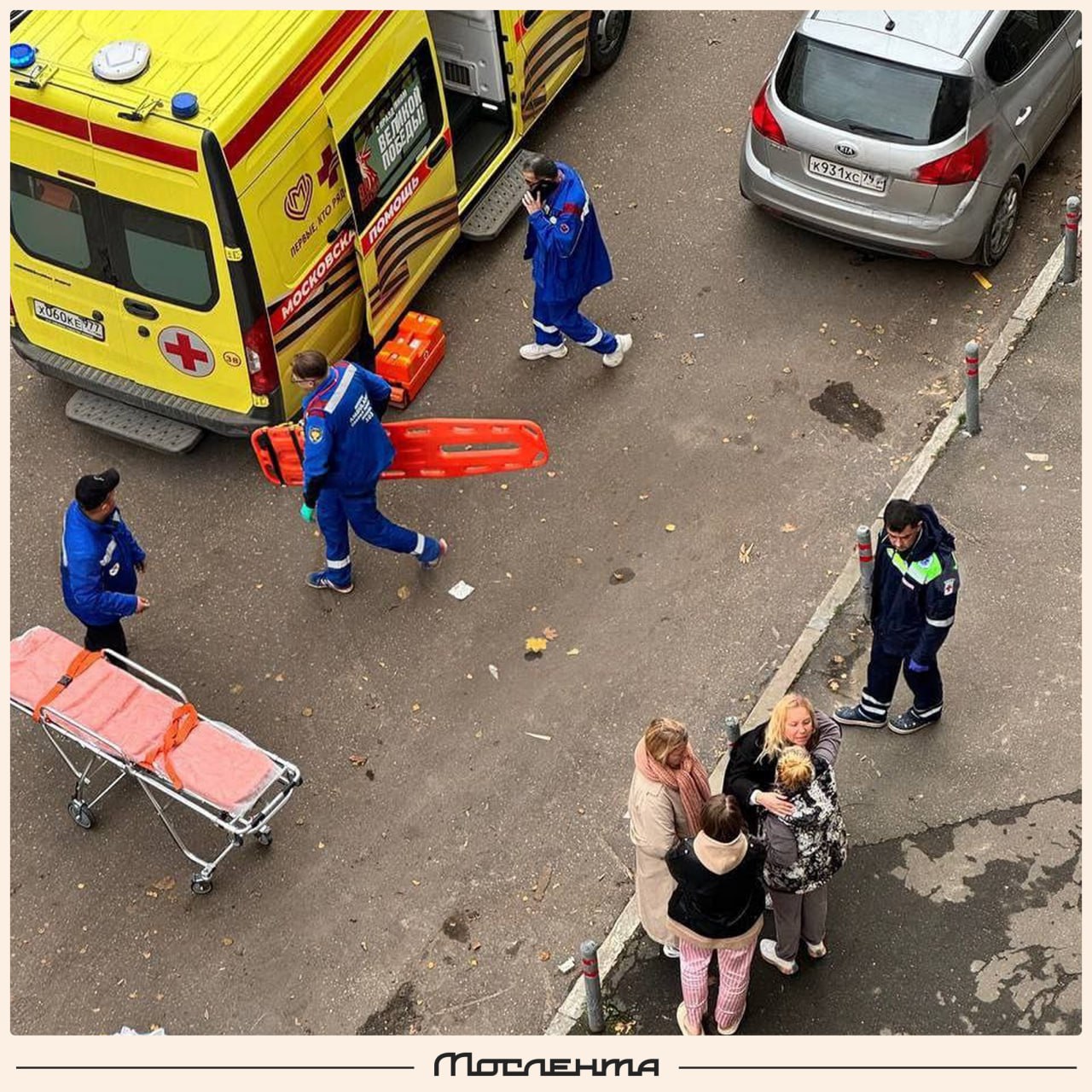 Лифт сорвался с 12 этажа вместе с девушкой Всё произошло в новостройке на улице Обручева Кабина пролетела вниз до восьмого этажа там и достали девушку Её госпитализировали с травмами Лифт был установлен меньше года назад заявили жильцы дома moslentaru