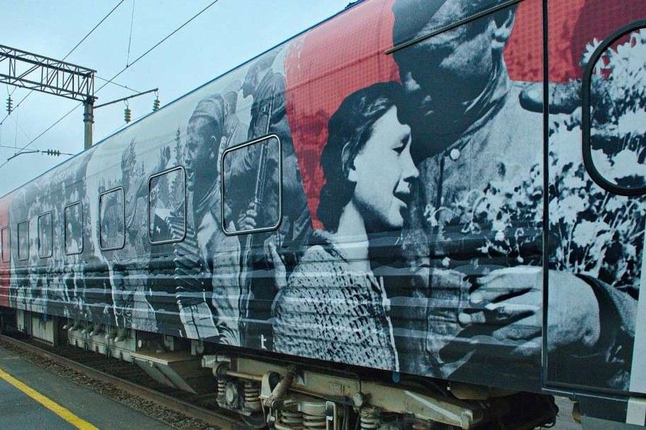 Агитпоезд «Единство в памяти. Сила в подвиге» прибудет в Ростов-на-Дону 28 апреля. Поезд везет с собой образцы трофейной военной техники и восемь тематических вагонов с экспозициями. Ростовчане смогут познакомиться с целым рядом выставок. Среди них такие: «80 лет Великой Победы» и «Невыученные уроки истории». В составе поезда идет открытая площадка-сцена. На ней выступят лучшие творческие коллективы Минобороны России. Подписаться Прислать новость