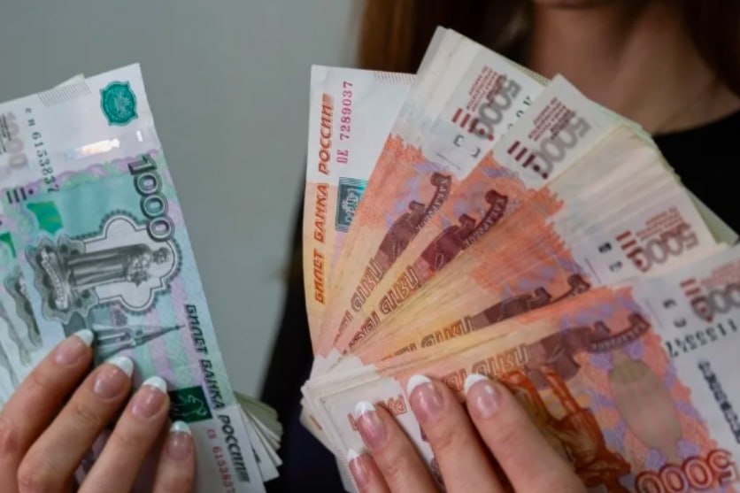В Новосибирске средняя зарплата выросла до 81 тысячи рублей Согласно последним данным, Новосибирская область заняла третью позицию по уровню заработной платы среди сибирских регионов. Анализ, представленный «Новосибирскстатом» за период с января по апрель 2025 года, демонстрирует следующую картину. Лидером рейтинга является Красноярский край, где средний заработок составил 98 432 рубля. На втором месте расположилась Иркутская область с показателем более 91 тысячи рублей в месяц. В 2025 году Новосибирская область продемонстрировала опережение Кемеровской и Томской областей, достигнув уровня зарплат свыше 79 тысяч рублей. В Алтайском крае зафиксирована наименьшая средняя зарплата – немногим более 59 тысяч рублей ежемесячно. Средний уровень оплаты труда по Сибири практически идентичен новосибирскому – 81 тысяча 380 рублей. Наиболее прибыльной сферой в Новосибирской области является информационные технологии и связь, где специалисты получают свыше 154 тысяч рублей. Работники финансового сектора и страхования зарабатывают более 131 тысячи рублей в месяц, а занятые в добыче полезных ископаемых, таких как уголь, нефть и газ, – более 96 тысяч рублей. Сиб.фм
