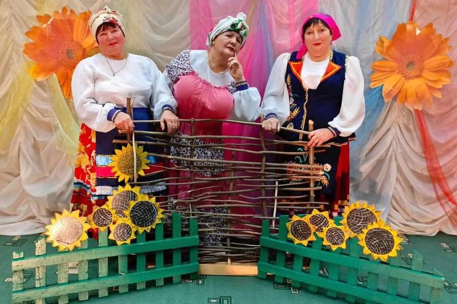 Сельские дома культуры и их сотрудники в Луганской Народной Республике смогут получить денежную поддержку в 2026 году Министерство культуры ЛНР объявило о запуске конкурса для учреждений работающих в сёлах и посёлках   По словам министра культуры ЛНР Романа Олексина победители смогут потратить деньги на покупку нового оборудования или на премии для коллектива Это поможет создать лучшие условия для работы творческих коллективов в сельской местности Заявки на участие принимают с 13 по 27 октября Подать документы можно только лично в Министерстве культуры в Луганске Конкурс проводят в рамках государственной программы Развитие культуры Таким образом власти хотят поддержать культурные центры в небольших населённых пунктах которым часто не хватает средств