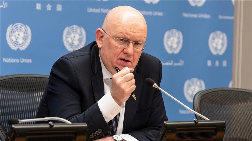 Россия выделит средства на оказание помощи Сирии Как сообщил постпред РФ при ООН Василий Небензя во время выступления на заседании СБ ООН, Россия выделит $5 млн на оказание продовольственной помощи жителям Сирии. Средства выделяются через Всемирную продовольственную программу ООН ВПП ООН . Несмотря на введённые Западом в отношении нашей страны финансовые ограничения, недавно нам всё же удалось осуществить очередной добровольный взнос в бюджет ВПП, 5 миллионов долларов из которого будут направлены для поставки продовольствия в Сирию , - заявил дипломат.