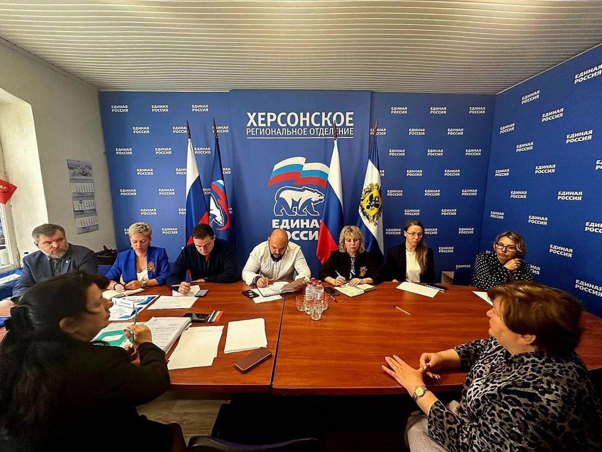 ‼ Обращения граждан в сфере оказания медицинской помощи принял уполномоченный по правам человека в Херсонской области В региональном отделении партии "Единая Россия" Сергей Георгиев совместно с директором Территориального фонда ОМС Анной Литвиненко, депутатом Херсонской областной Думы Александром Фоминым, заместителем министра здравоохранения области Ольгой Димедюк и представителями регионального Минздрава выслушал вопросы, волнующие жителей. "Система здравоохранения в регионе в результате украинских "реформ" находится в плачевном состоянии. Ситуацию удается исправить не так быстро, как хотелось, но мы делаем все возможное, чтобы оперативно приблизить уровень предоставления медуслуг к российским стандартам и сделать медпомощь доступной и качественной", — отметил омбудсмен региона. ПОДПИСАТЬСЯ НА ТАВРИЮ