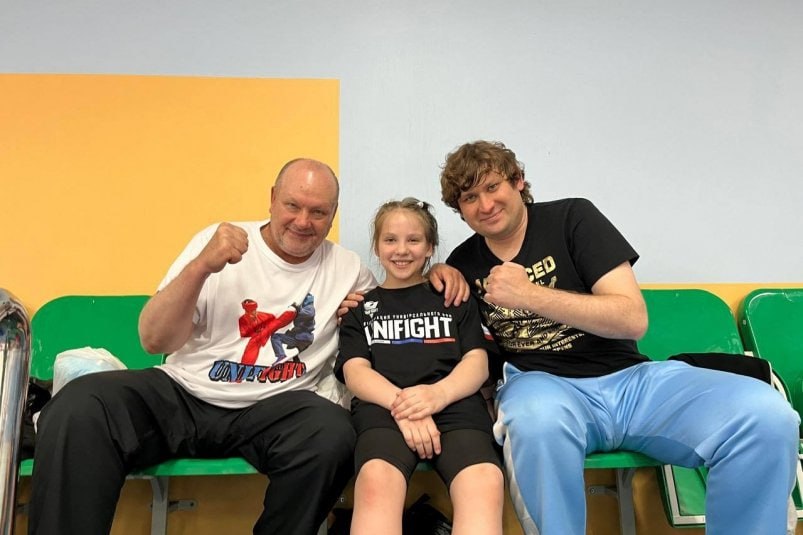 Алина Васильева из Забайкалья стала чемпионкой мира по универсальному бою   Юная спортсменка из нашего региона Алина Васильева стала чемпионкой мира по универсальному бою. Соревнования прошли в городе Домодедово и собрали участников в возрасте от 6 до 11 лет.    По словам тренера Михаила Шашина, все соперницы Алины были значительно крупнее и тяжелее, но ей удалось добиться победы. Он подчеркнул, что гордится своей ученицей. Тренер отметил, что Алина проявила силу воли и характер, что помогло ей обойти более сильных соперниц и занять первое место на первенстве.  Фото: тг-канал  18+  Минспорта Забайкалья    ChitaMedia Забайкальский край