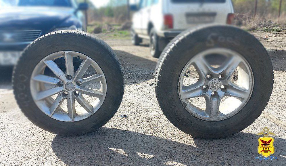 У жителя Бурятии износились шины и он решил украсть колёса с чужих автомобилей В Забайкалье неизвестный открутил колеса с чужих машин. А взамен он заботливо оставил на их месте подручные средства и даже «запаску» со своего автомобиля. Колеса он снял с трех машин в разных населённых пунктах. Полицейские установили данные автомобиля, который ранее приезжал в эти населённый пункты. Оказалось, что находится он в Бурятии. Таинственным колёсным вором оказался 21-летний парень. Молодой человек признался, что накануне ездил в Красночикойский район в гости к знакомым. Возвращаясь обратно, он обнаружил, что шины его автомобиля находятся в неудовлетворительном состоянии. Парень не придумал ничего лучше, как снять колеса с чужих машин, встреченных по пути. Ущерб, причиненный его действиями, составил около 30 тысяч рублей. Возбуждено уголовное дело по части 2 статьи 158 УК РФ.