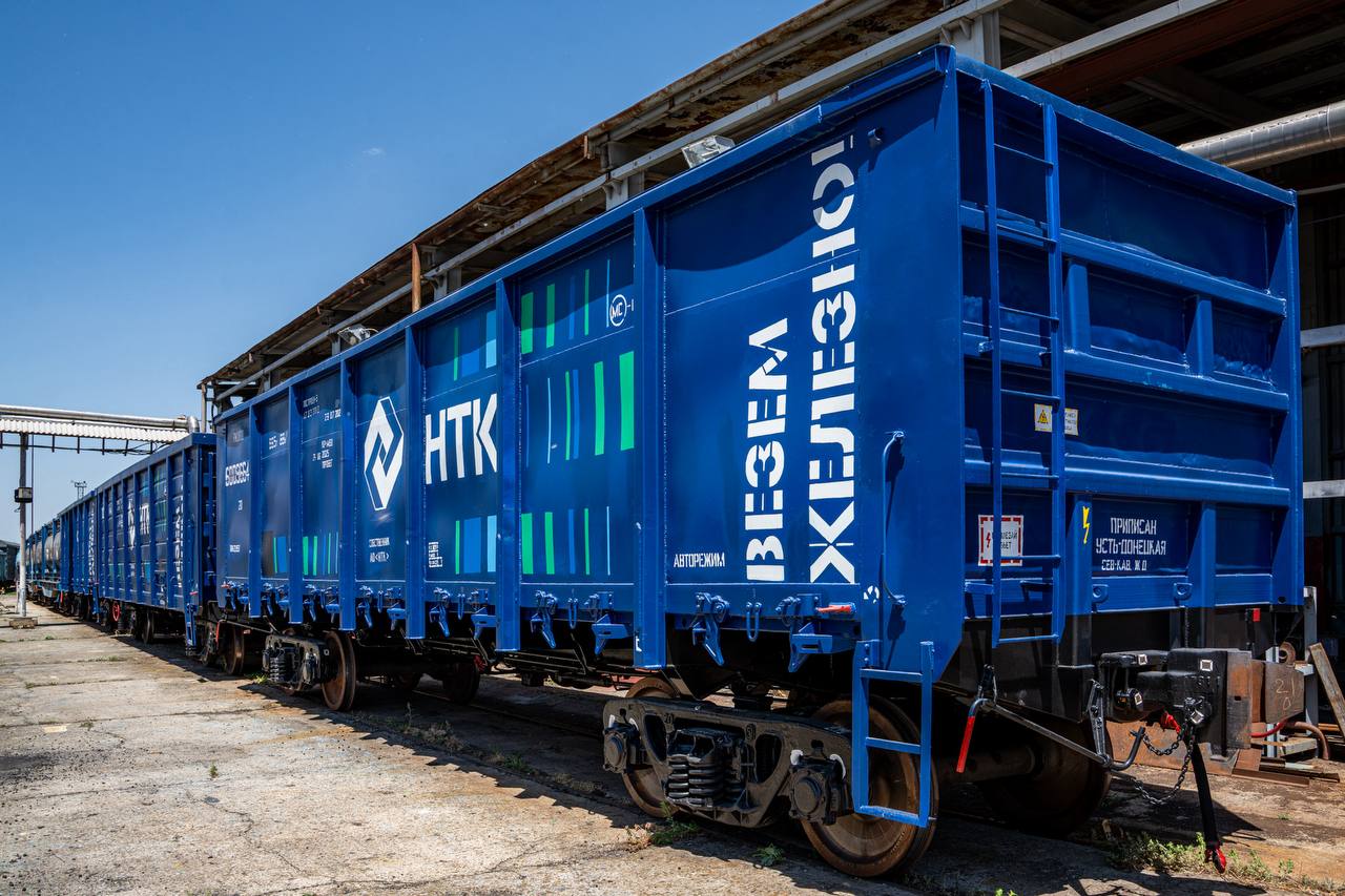 НТК вошла в число лидеров операторского рынка за 9 месяцев Согласно рейтингу Infoline Rail Russia Top опубликованному в издании КоммерсантЪ НТК заняла второе место по объемам перевезенных грузов среди российских железнодорожных операторов за период с января по сентябрь 2025 г В общем рейтинге топ 20 крупнейших компаний отрасли НТК расположилась на третьей строчке Транспортная логистика НТК нтк логистика infoline